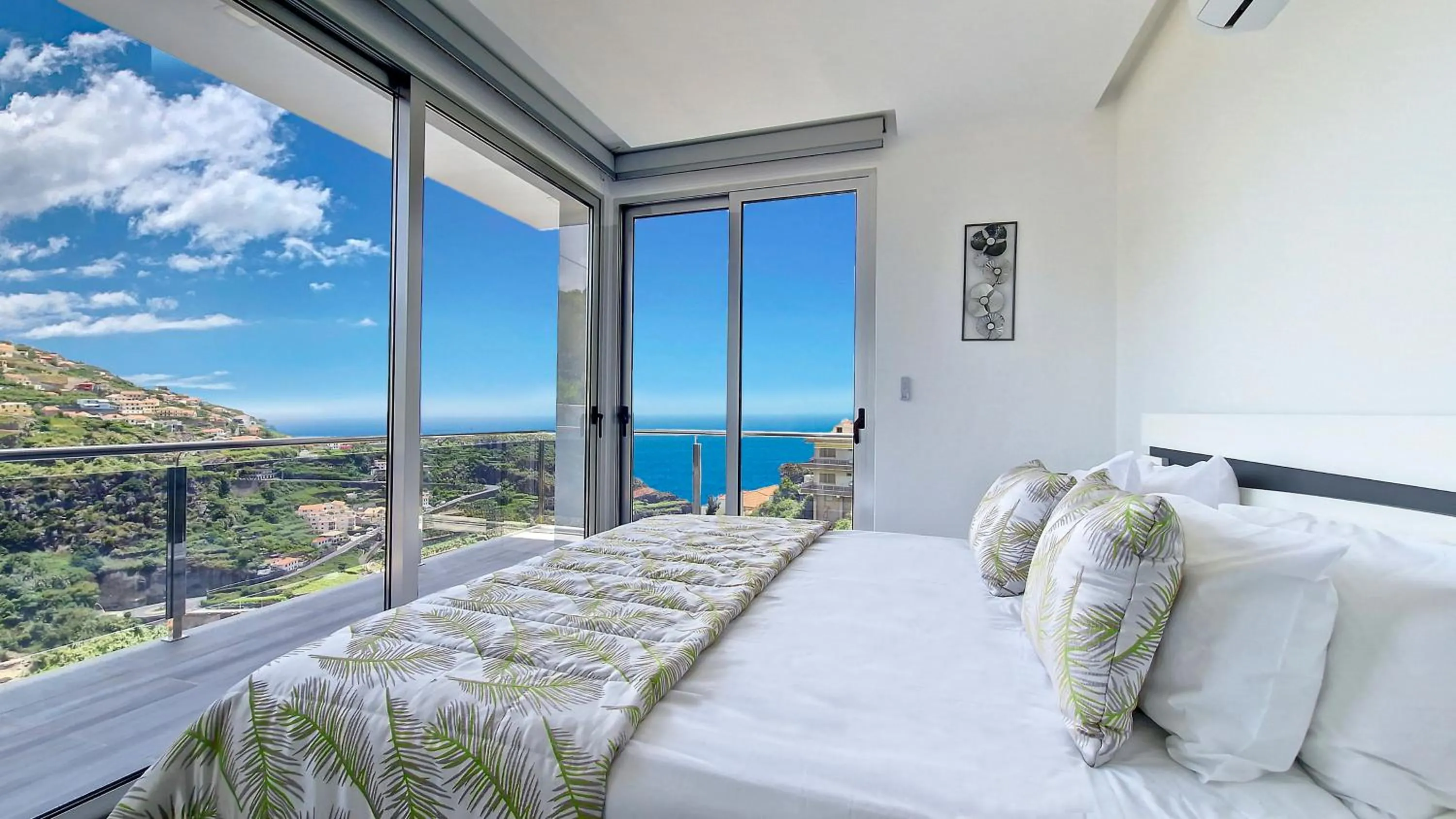 Bed in Villa Oceânica by LovelyStay