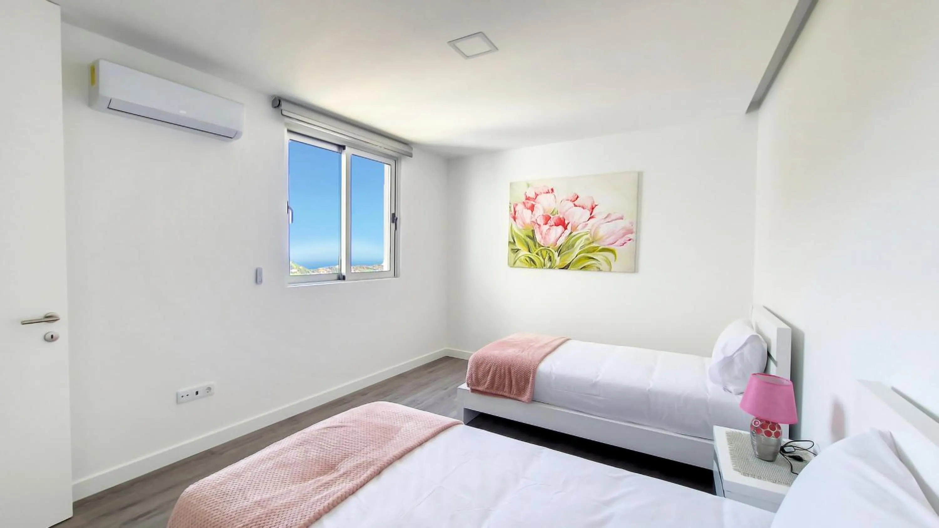 Bed in Villa Oceânica by LovelyStay