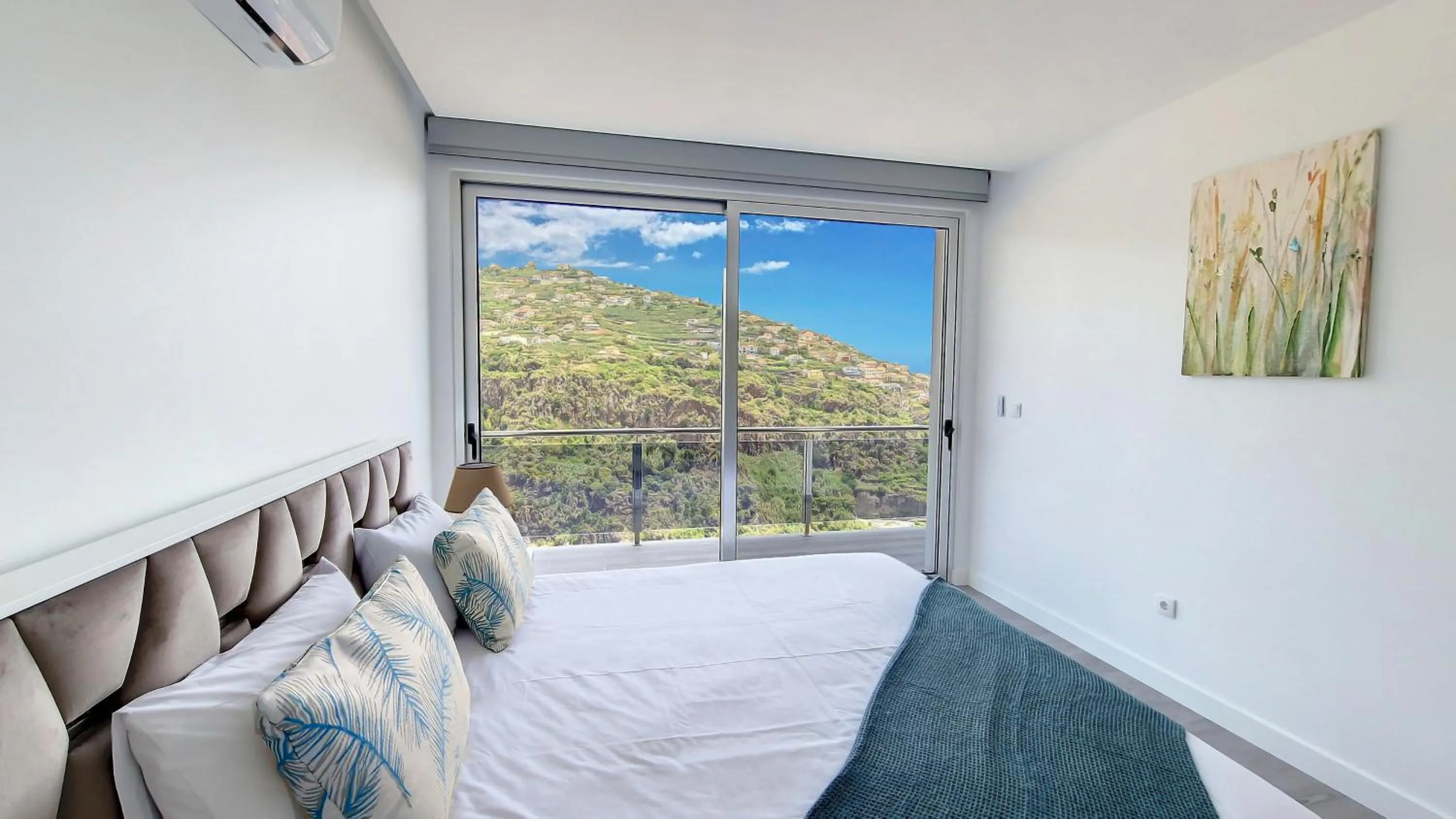 Bed in Villa Oceânica by LovelyStay