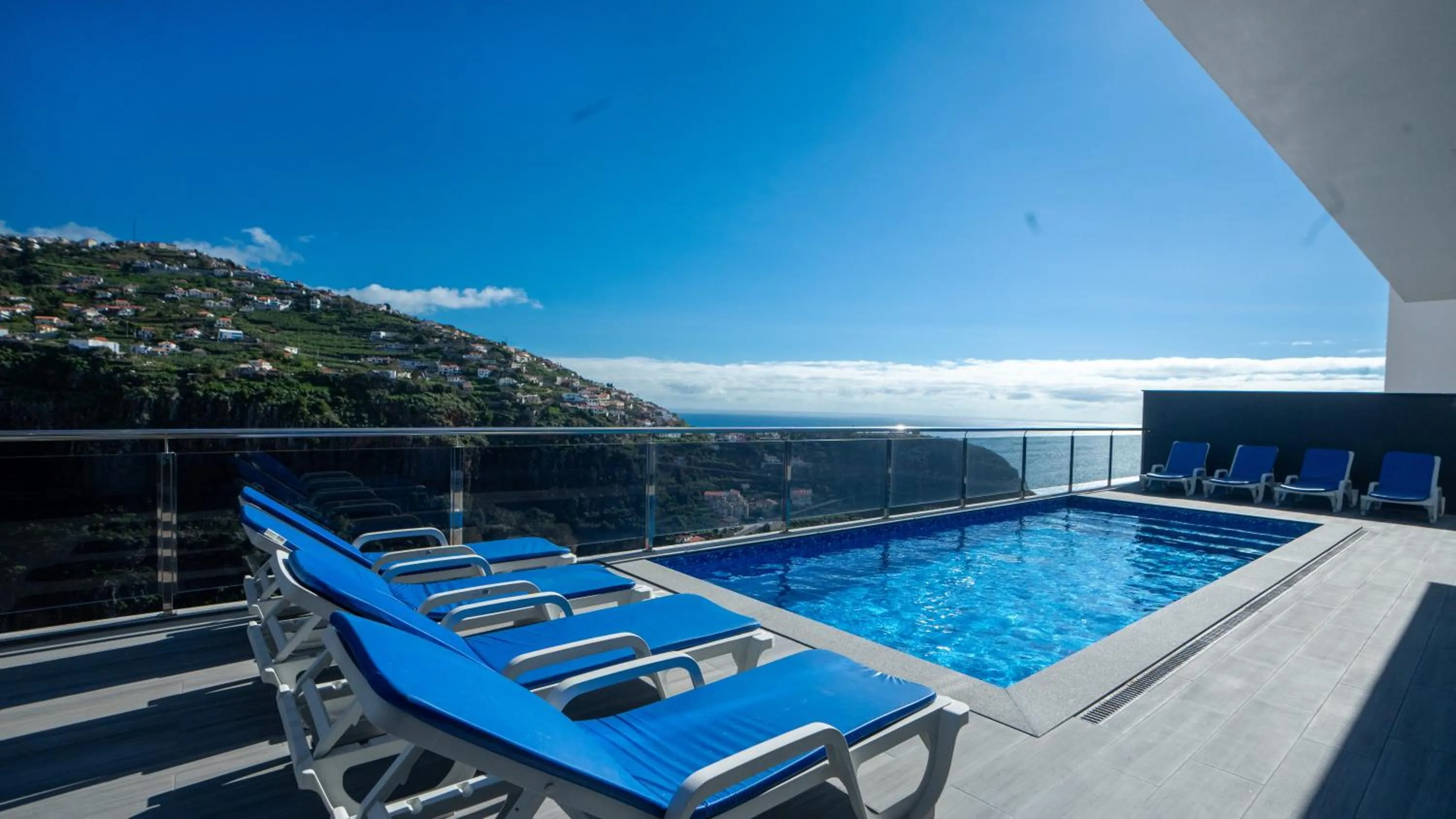 Swimming pool in Villa Oceânica by LovelyStay