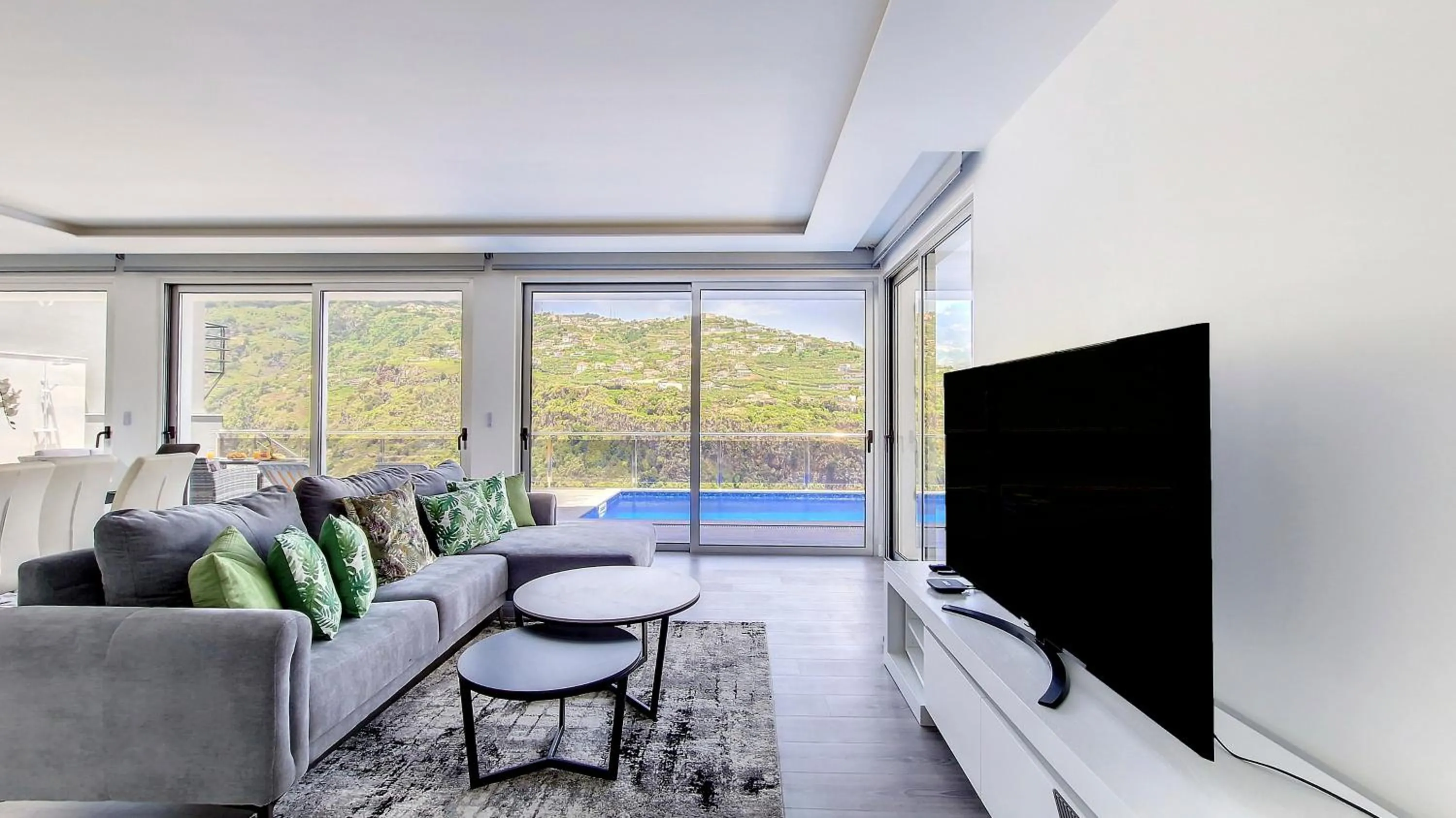 Living room in Villa Oceânica by LovelyStay