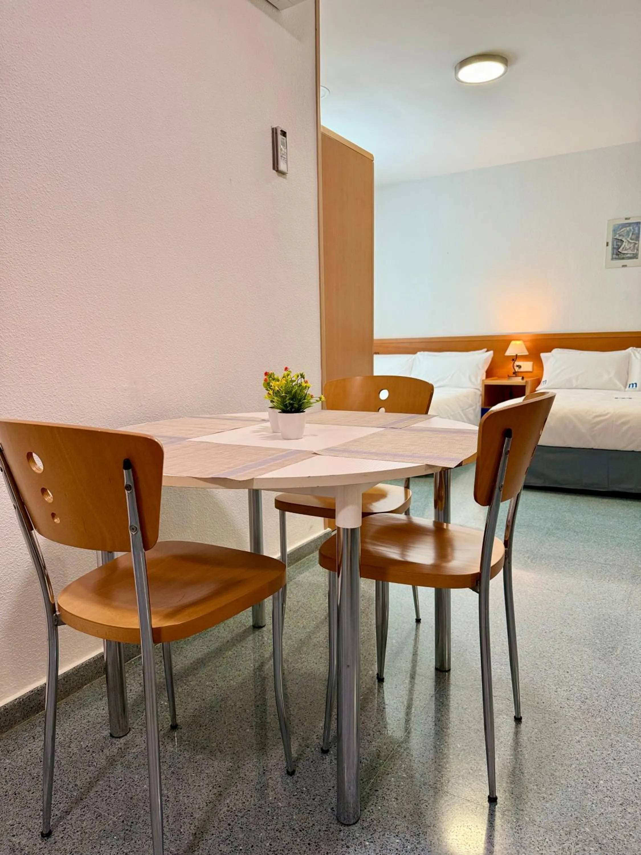 Dining area, Bed in ResMed