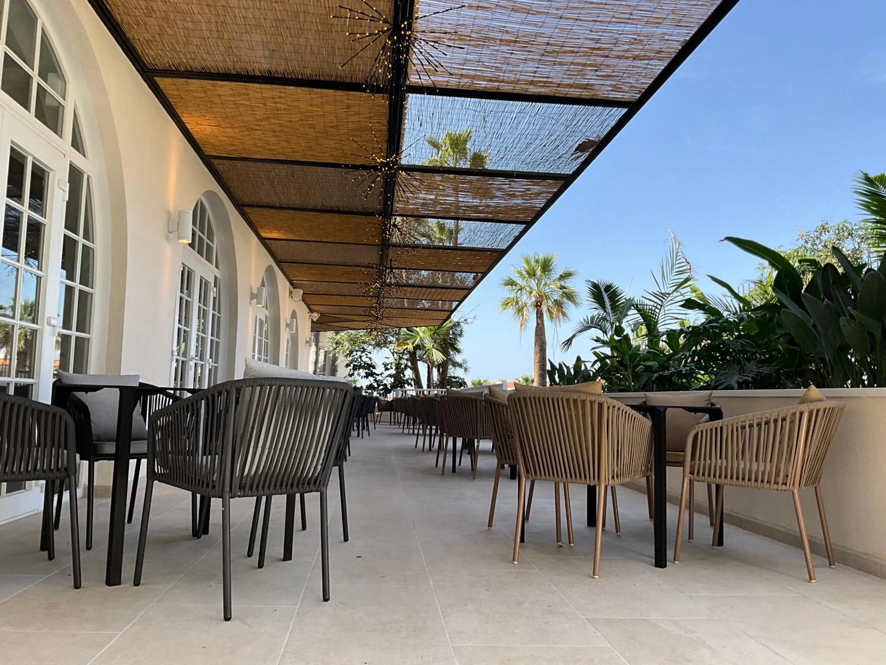 Restaurant/places to eat in Hotel Estefania Boutique Suites