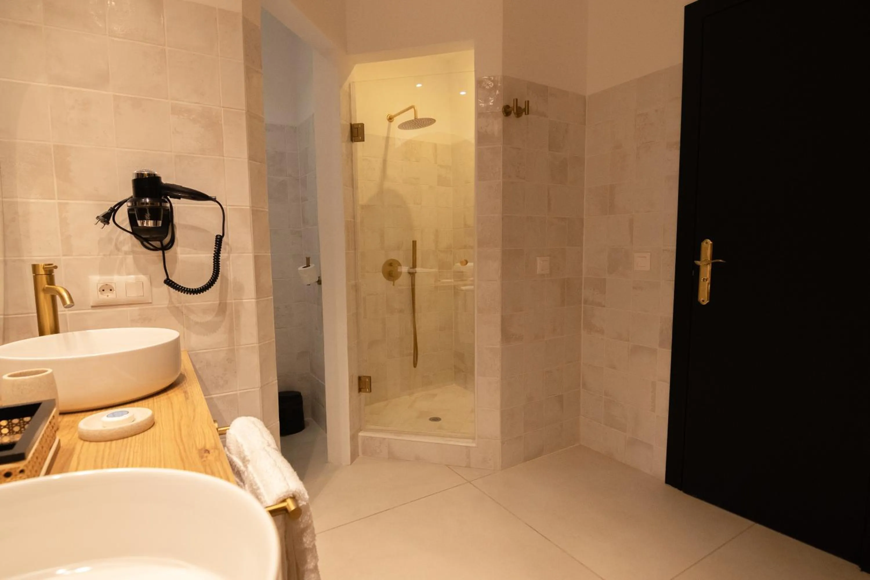 Shower in Hotel Estefania Boutique Suites