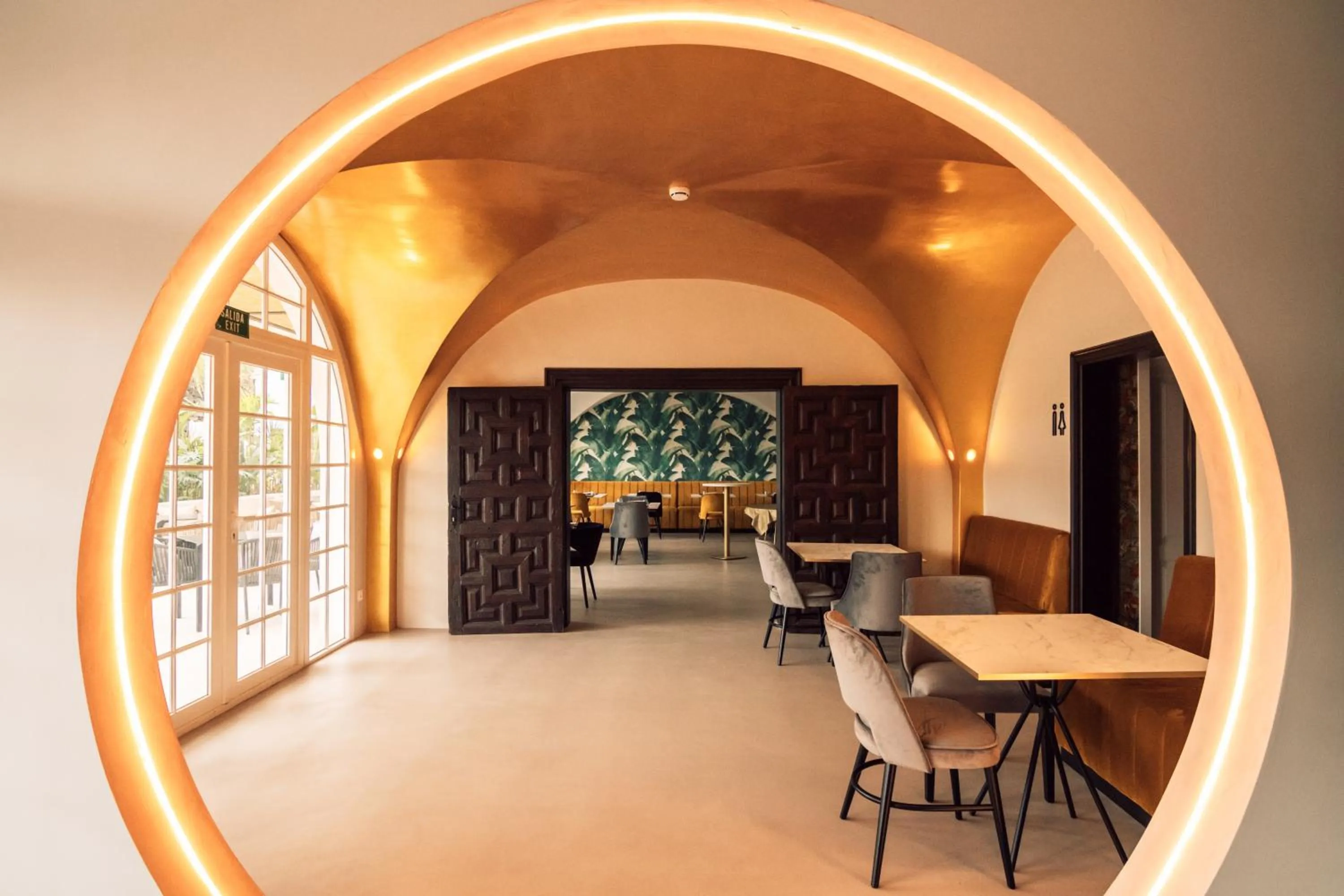 Restaurant/places to eat in Hotel Estefania Boutique Suites