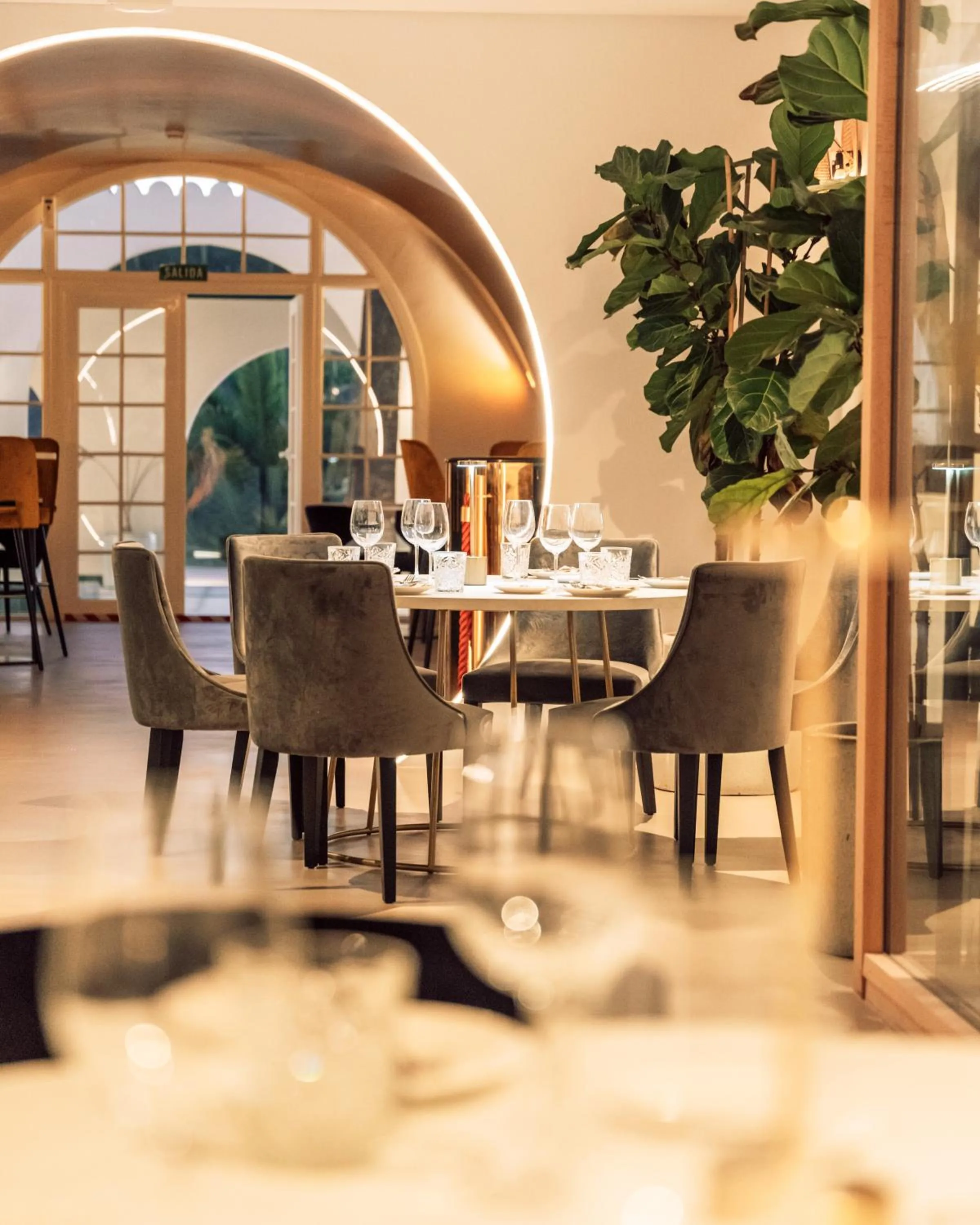 Restaurant/places to eat in Hotel Estefania Boutique Suites