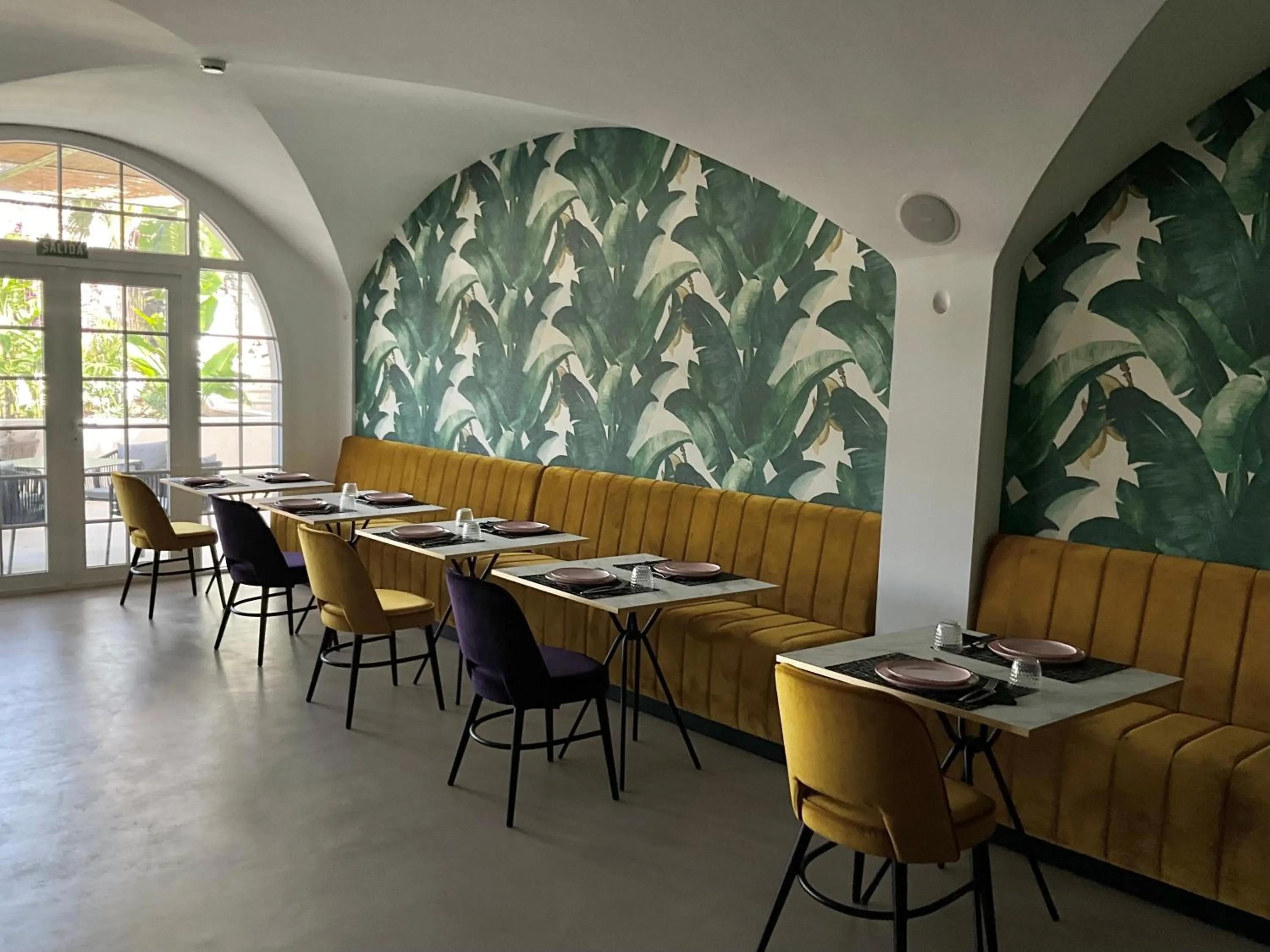 Restaurant/places to eat in Hotel Estefania Boutique Suites