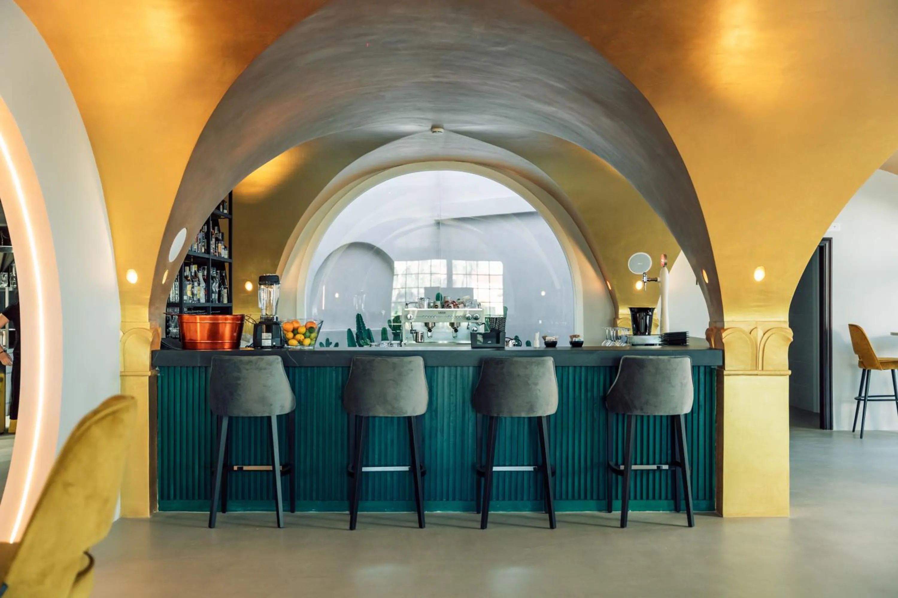 Restaurant/places to eat in Hotel Estefania Boutique Suites