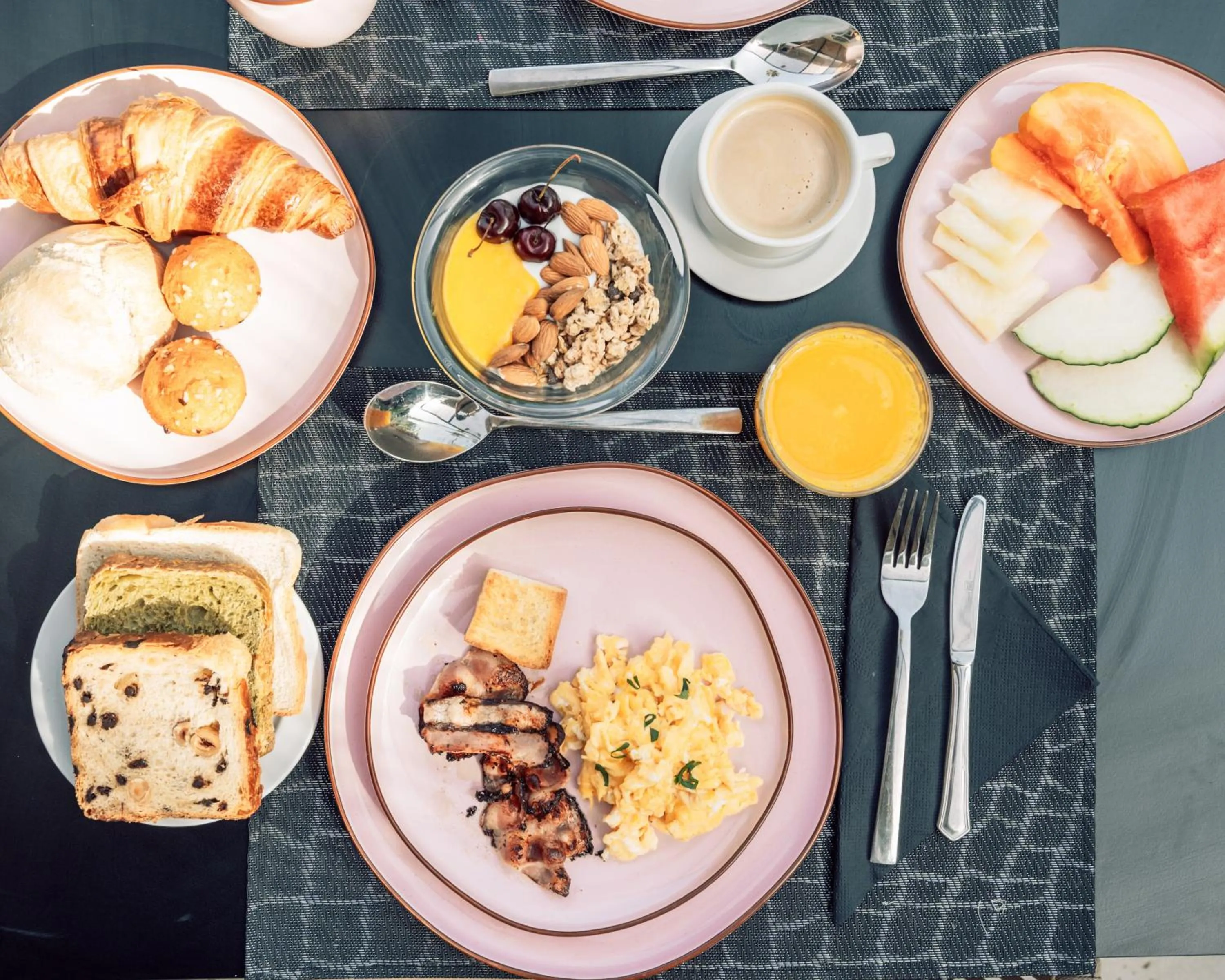 Food and drinks in Hotel Estefania Boutique Suites