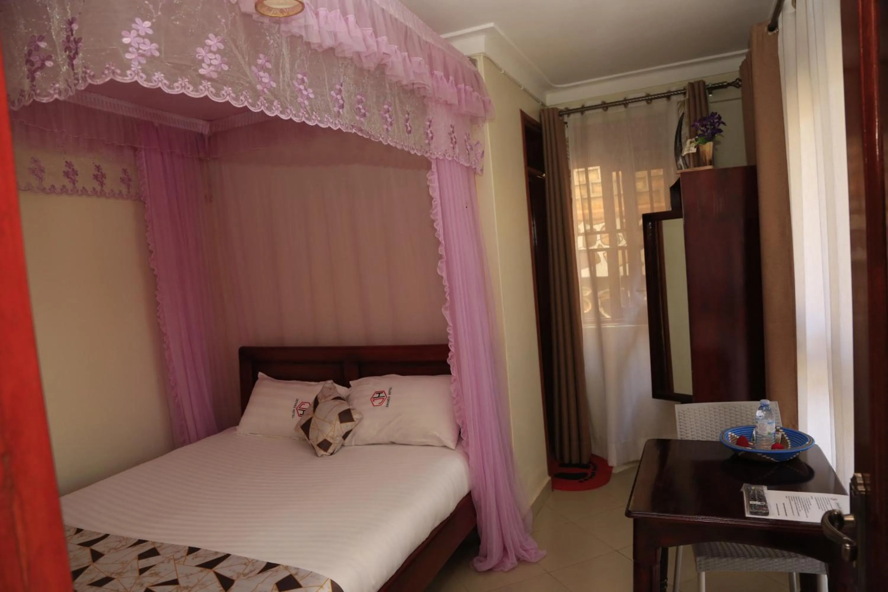 Bed in Jatheo Hotel Rwentondo