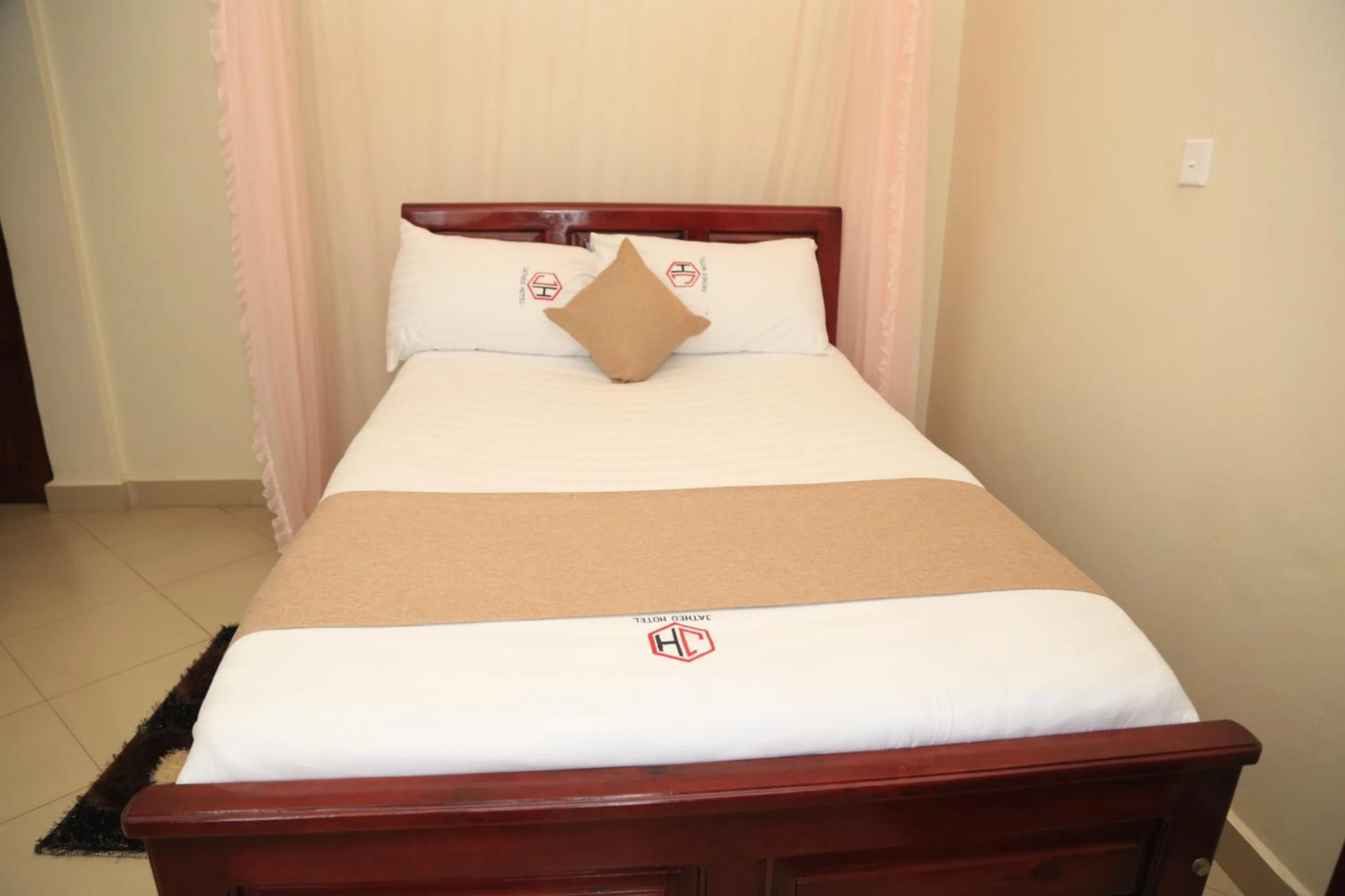 Bed in Jatheo Hotel Rwentondo