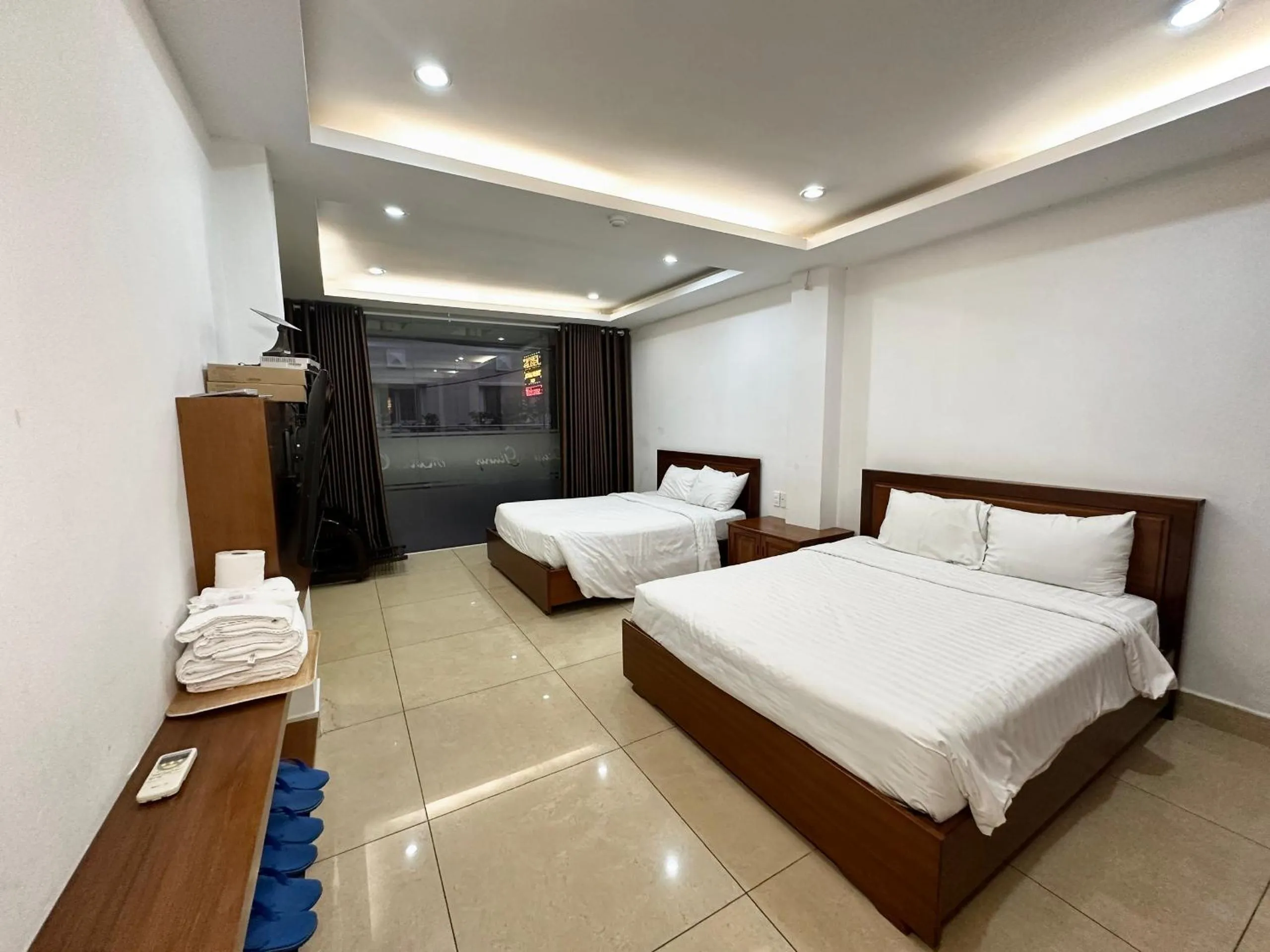 Bed in Quynh Giang Hotel - 10 minutes to Tan Son Nhat Airport