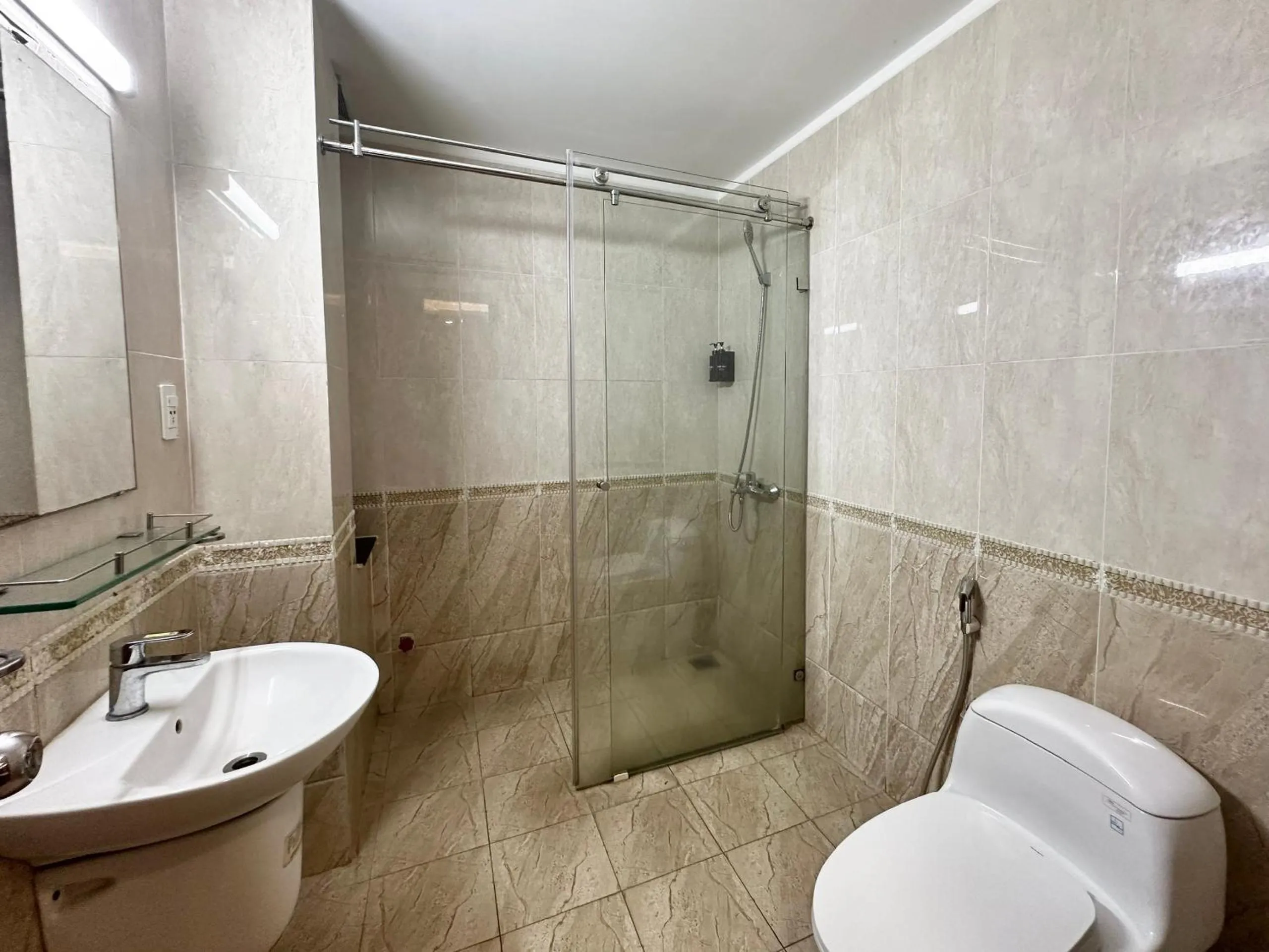 Quynh Giang Hotel - 10 minutes to Tan Son Nhat Airport