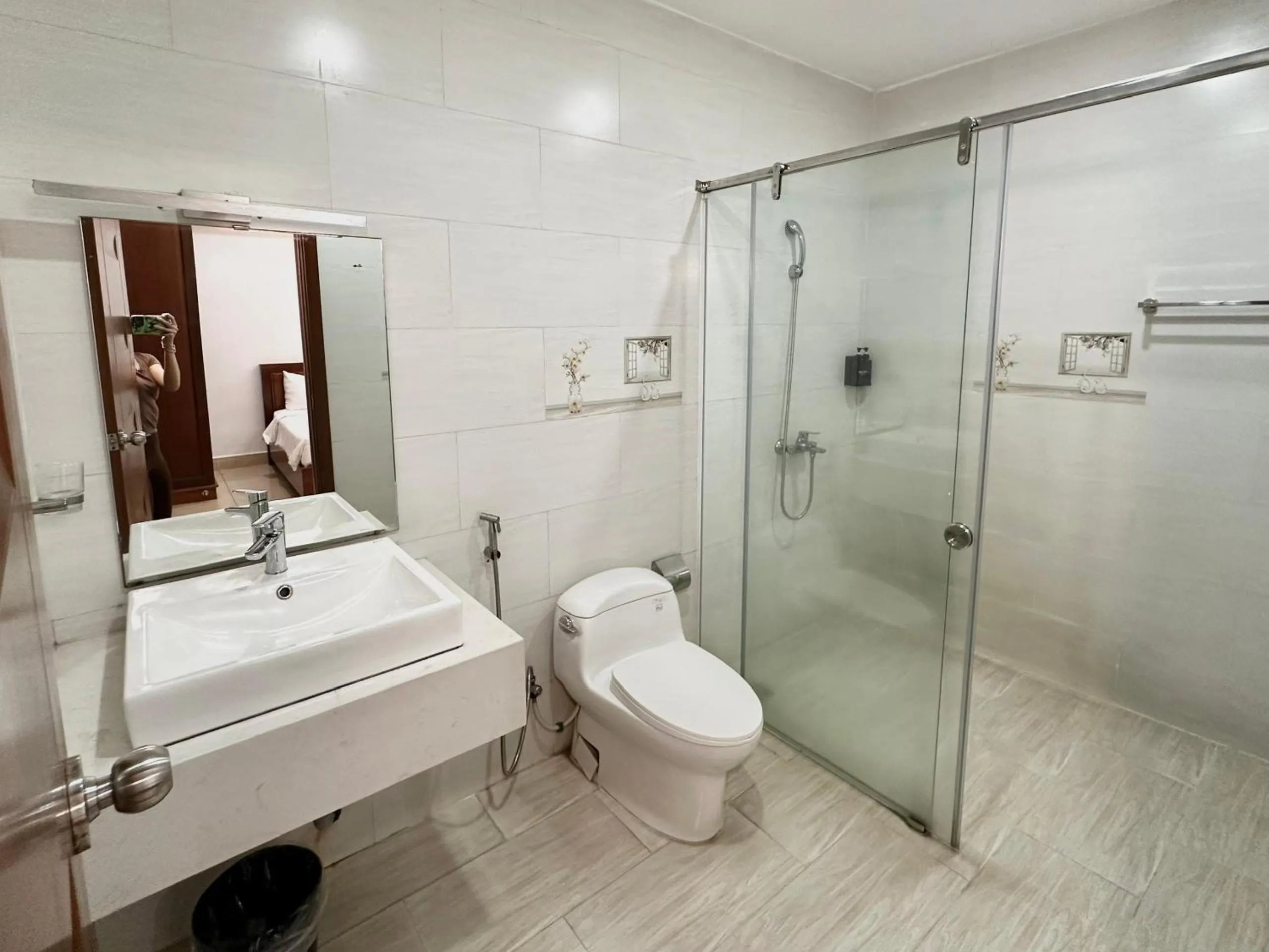 Quynh Giang Hotel - 10 minutes to Tan Son Nhat Airport