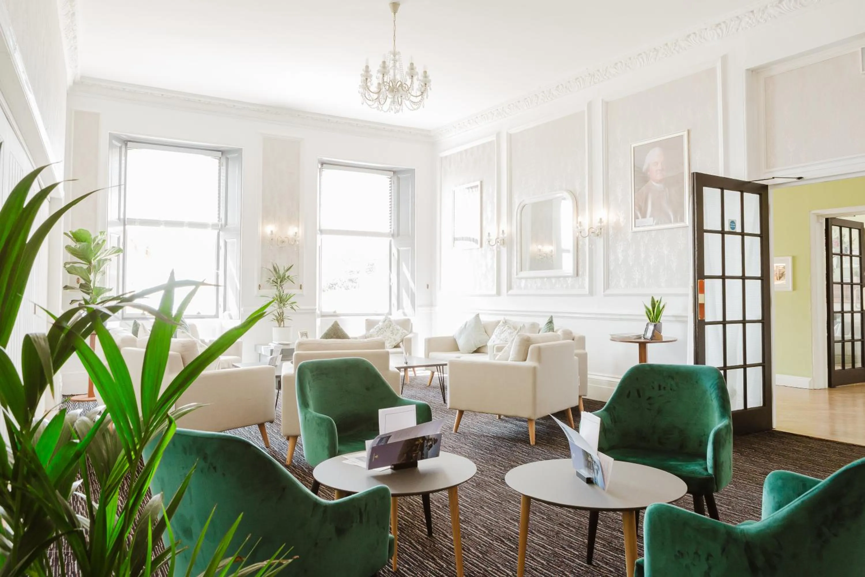 Lounge or bar in The Osborne Hotel