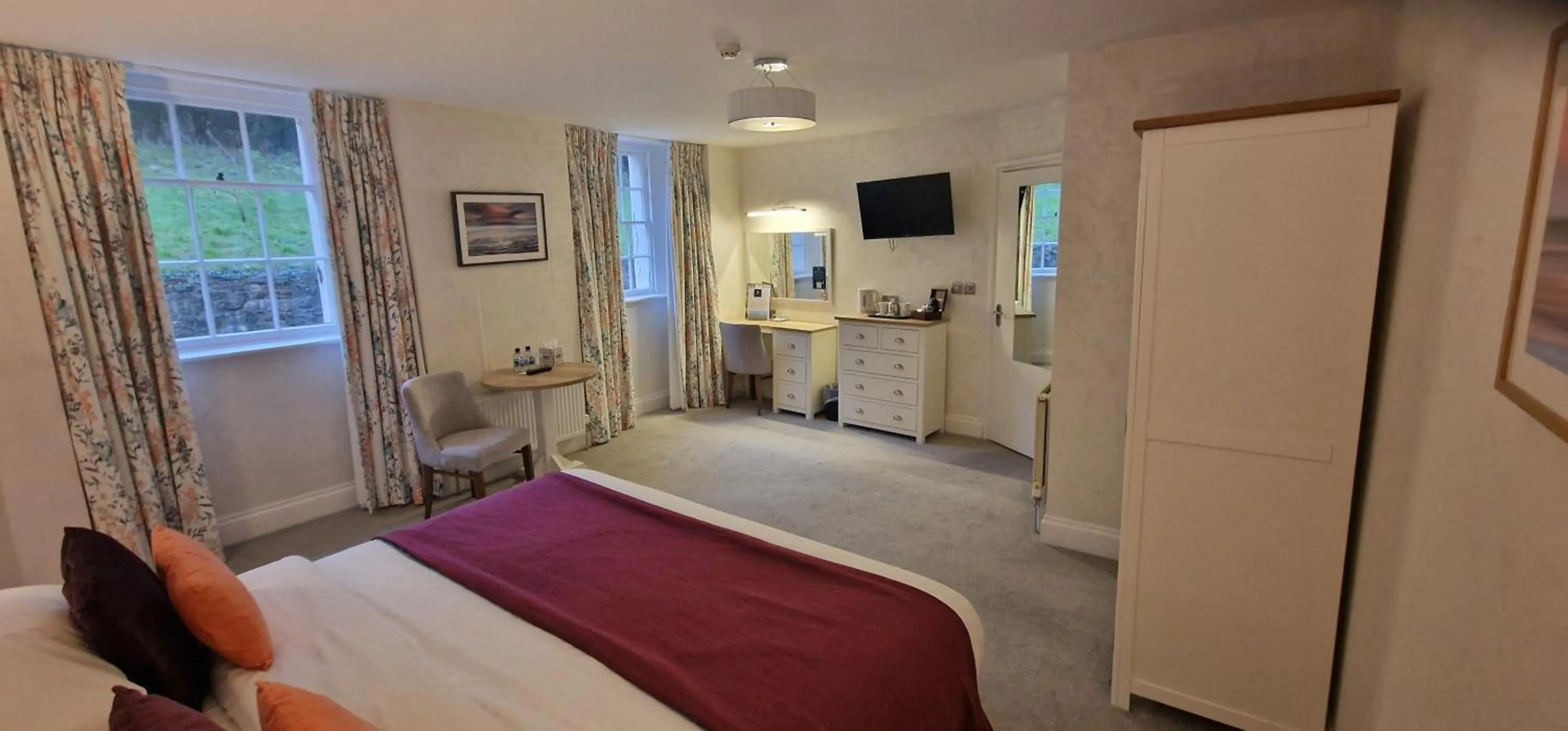 TV and multimedia, Bed in The Osborne Hotel