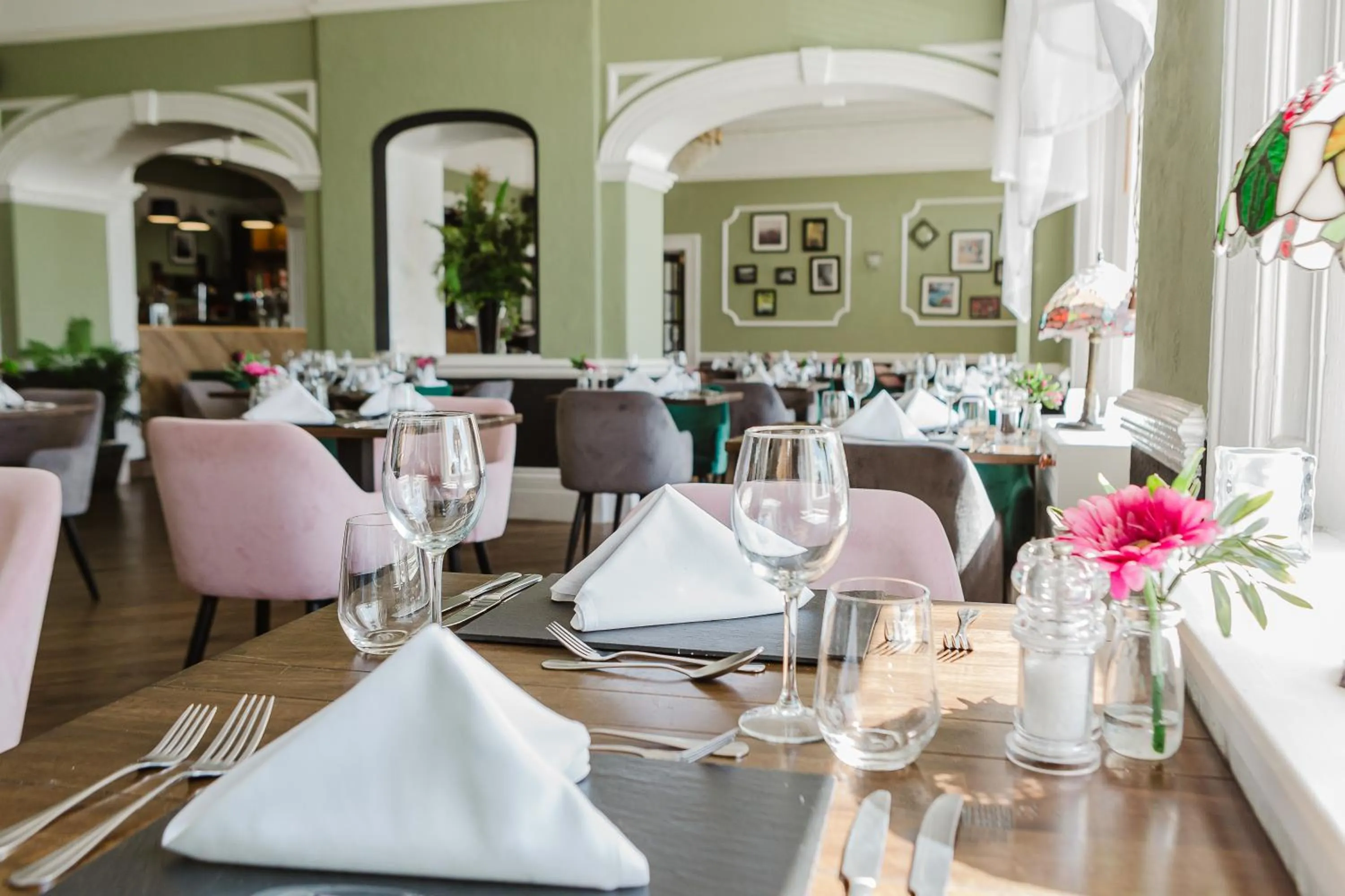 Restaurant/places to eat in The Osborne Hotel