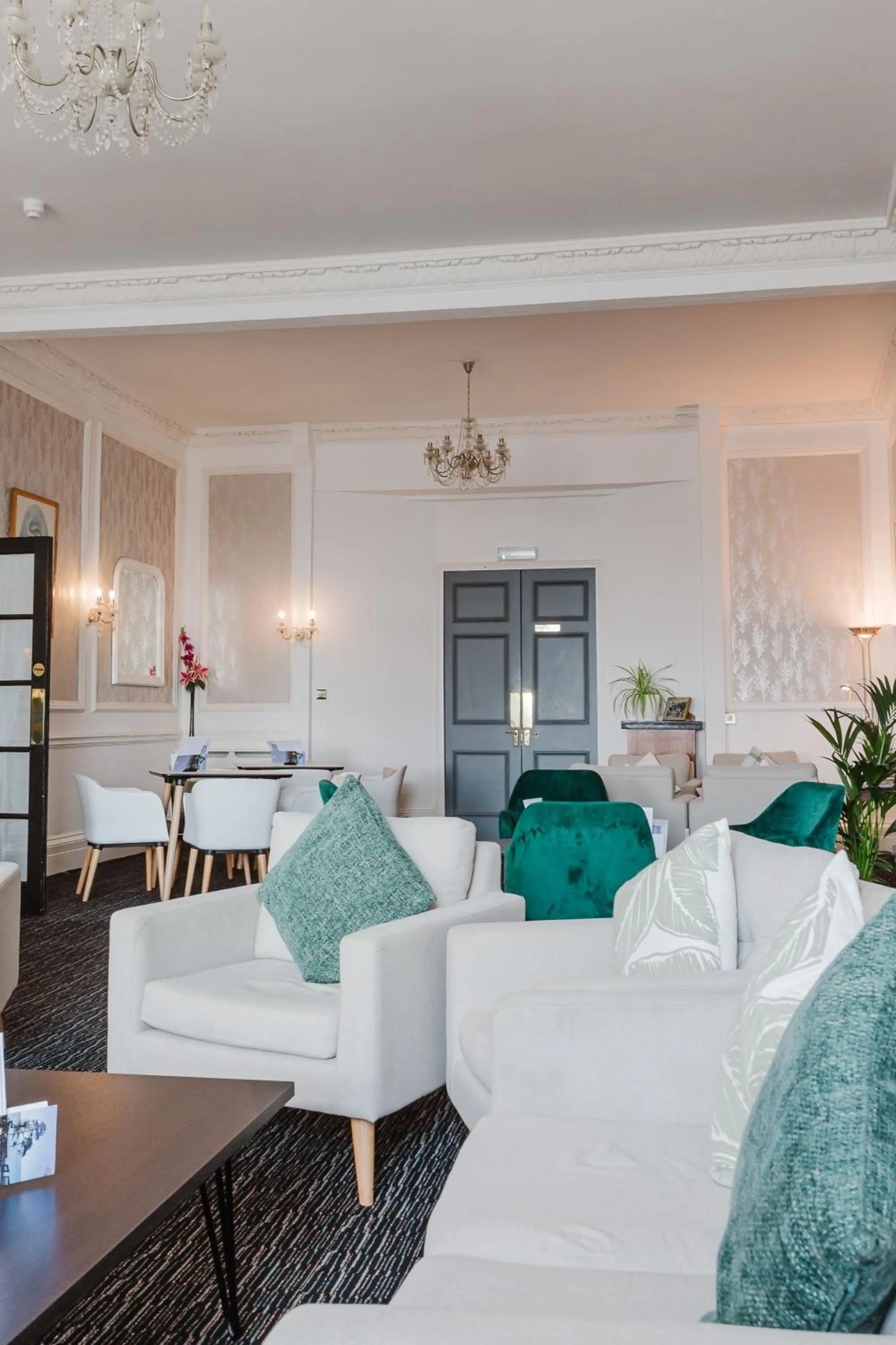 Lounge or bar in The Osborne Hotel