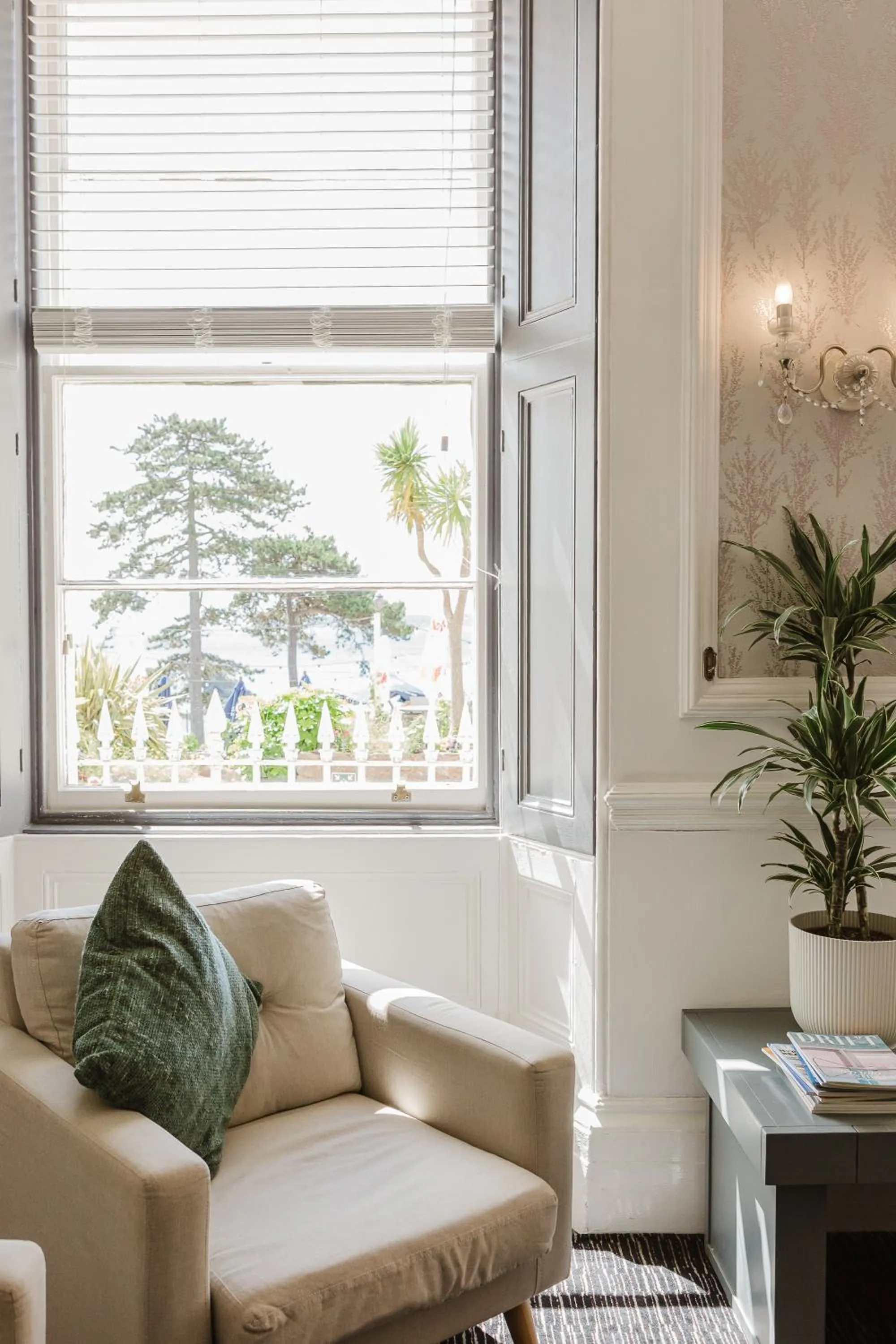 Lounge or bar in The Osborne Hotel