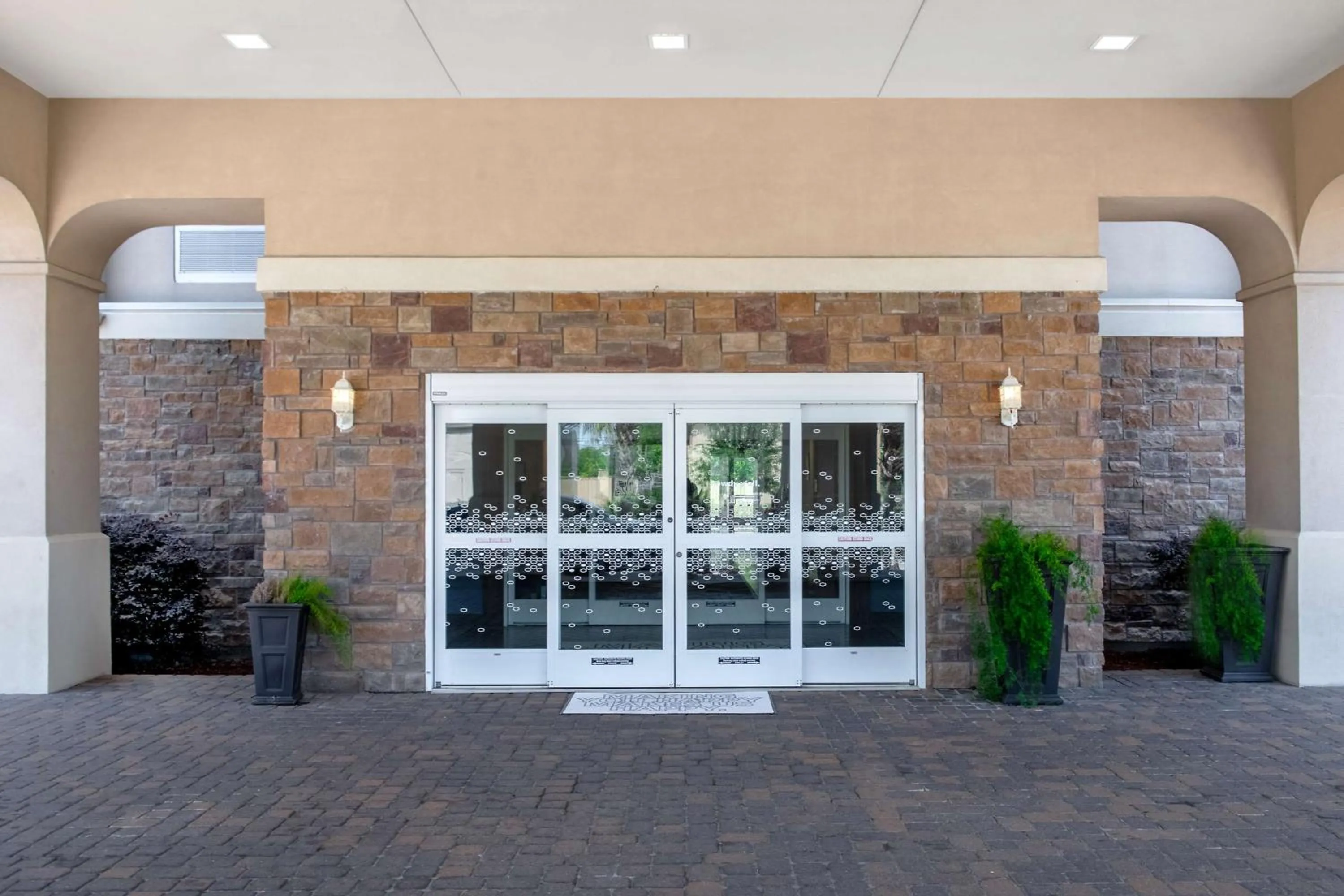 Property building in Hampton Inn & Suites Harvey New Orleans Westbank