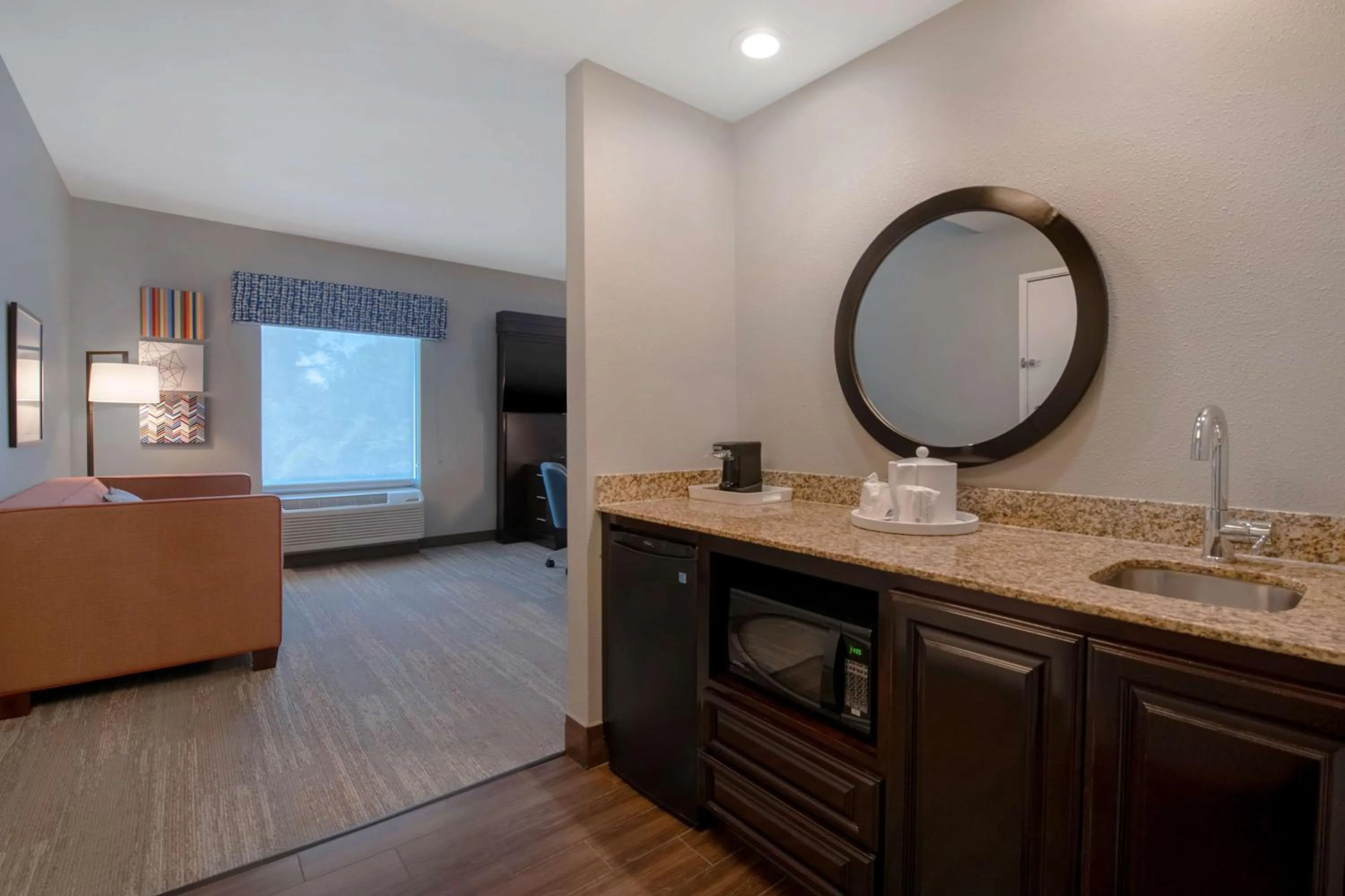 Photo of the whole room in Hampton Inn & Suites Harvey New Orleans Westbank