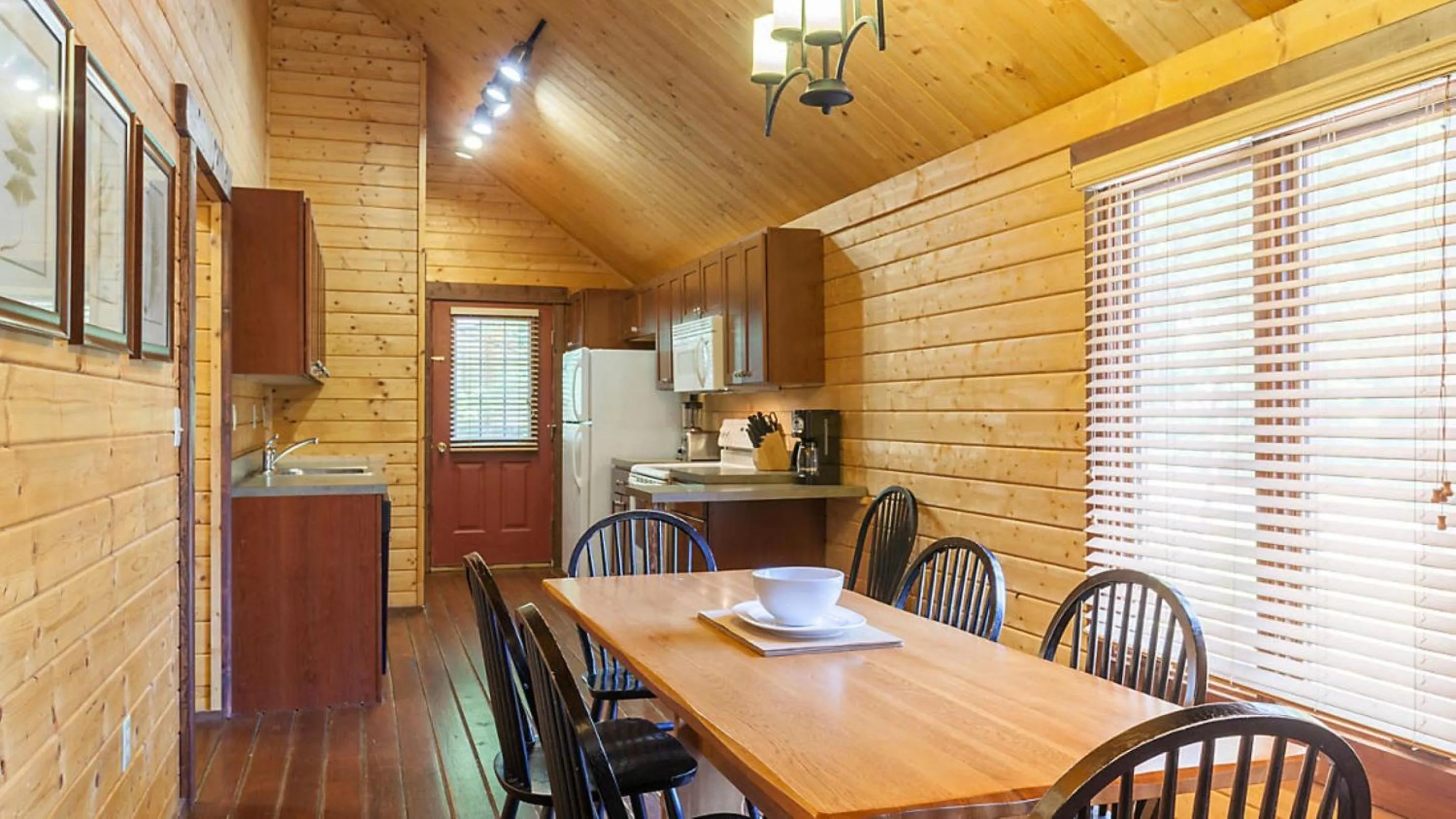 Kitchen or kitchenette in Shenandoah Wilderness Traveler