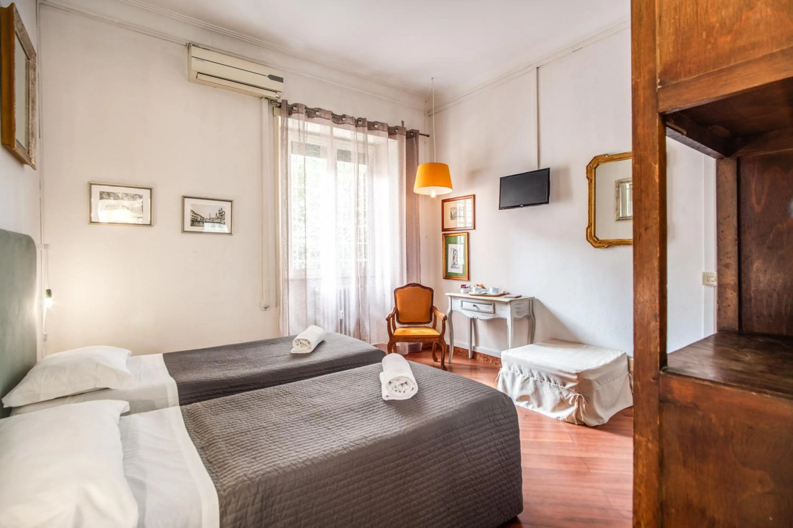 Photo of the whole room, Bed in Circus Maximus B&B