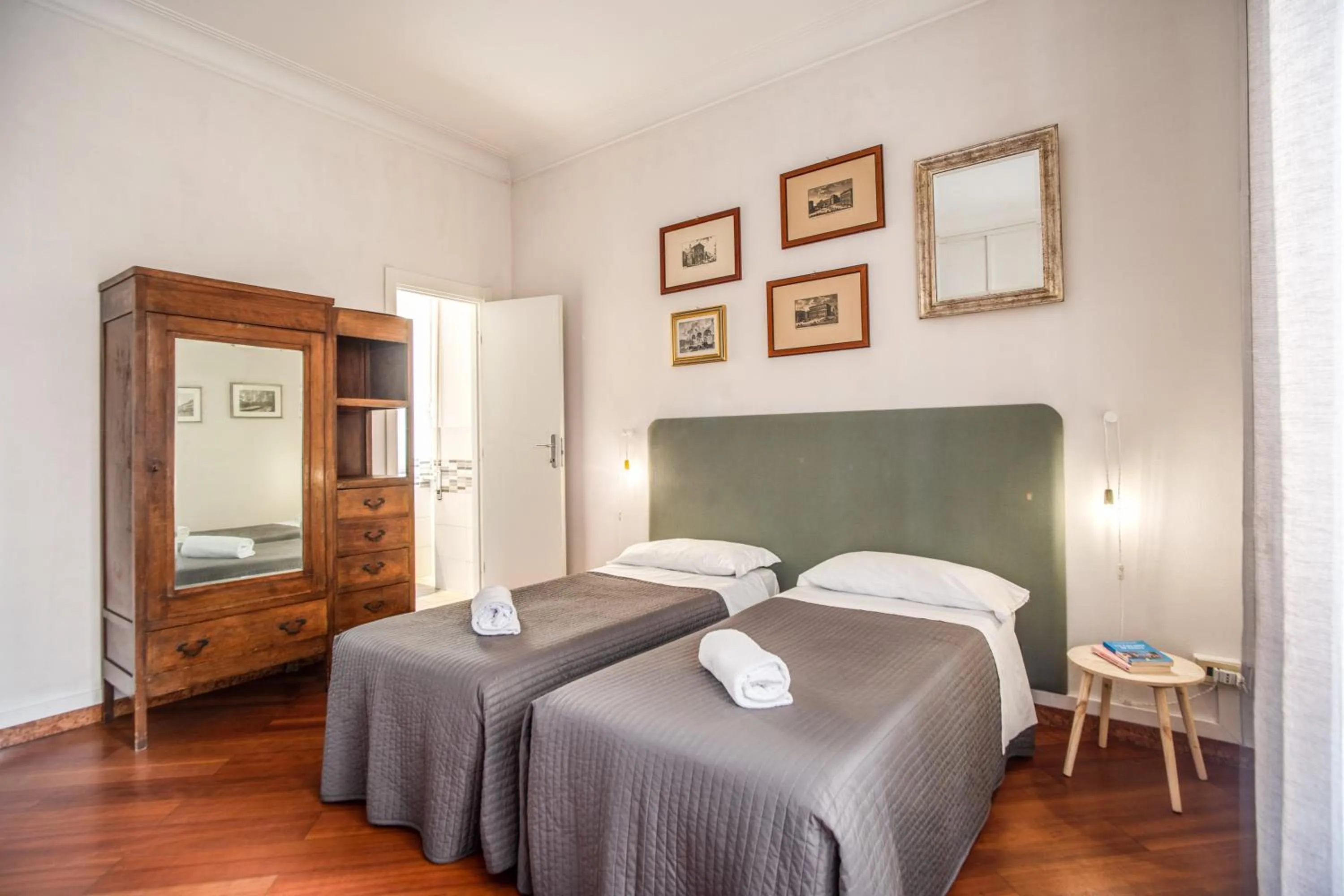 Photo of the whole room, Bed in Circus Maximus B&B