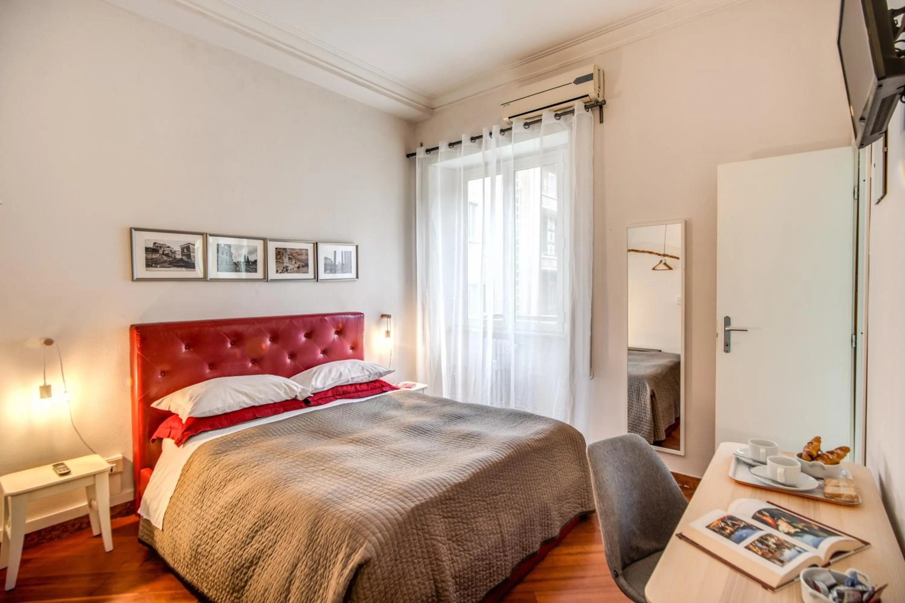 Photo of the whole room, Bed in Circus Maximus B&B