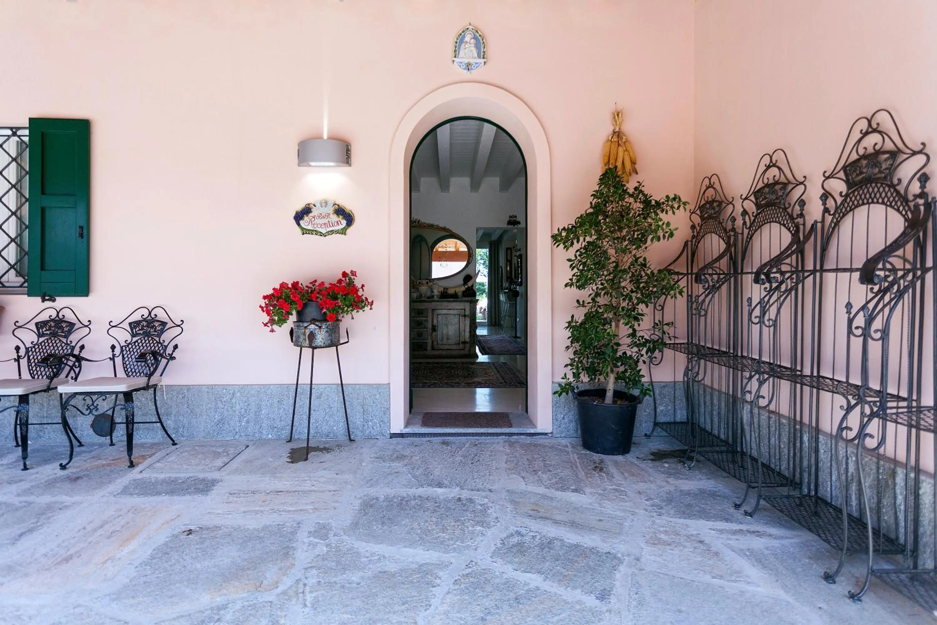 B&B RED WINE COUNTRY HOUSE