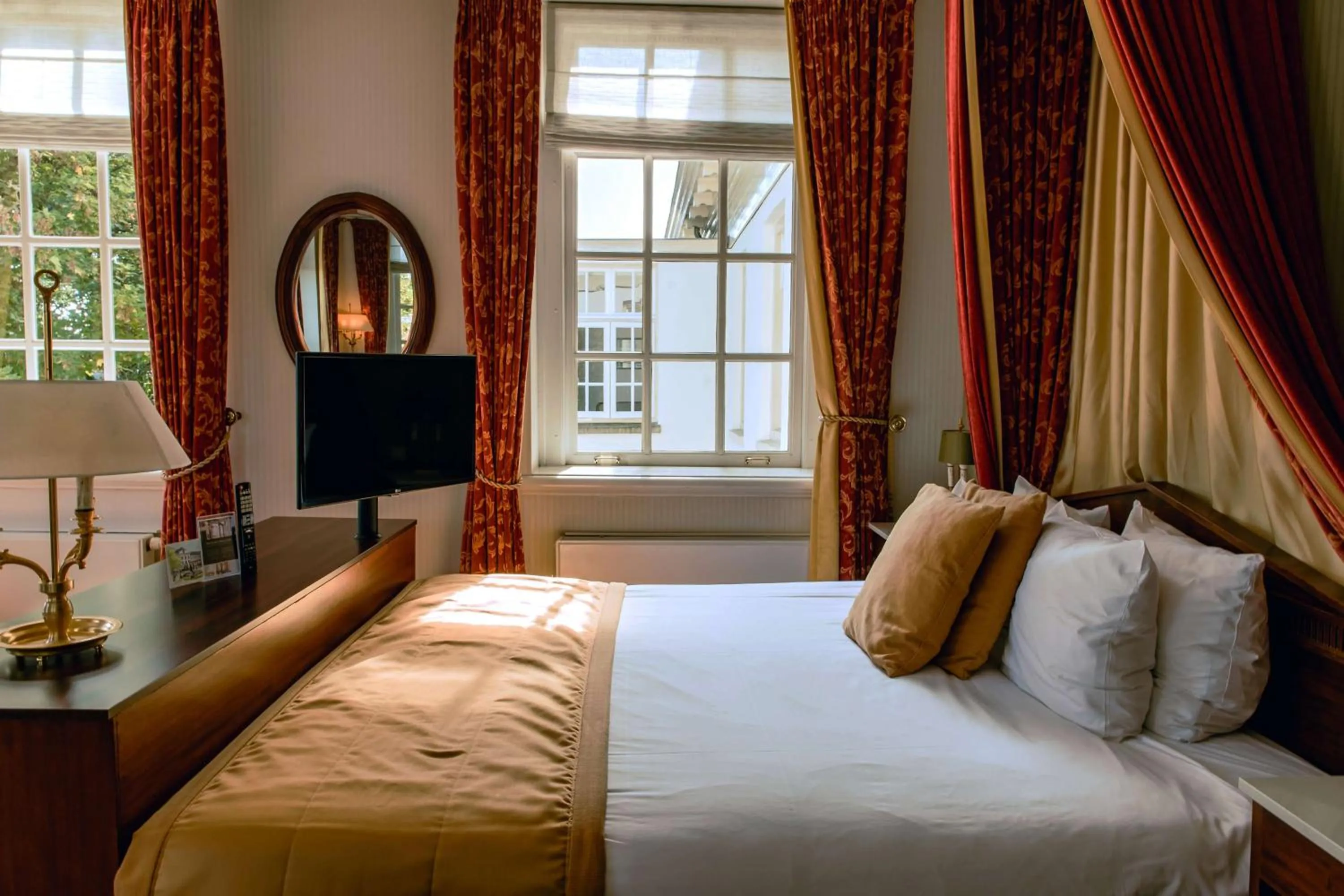 Bedroom, Bed in Grand Hotel Karel V