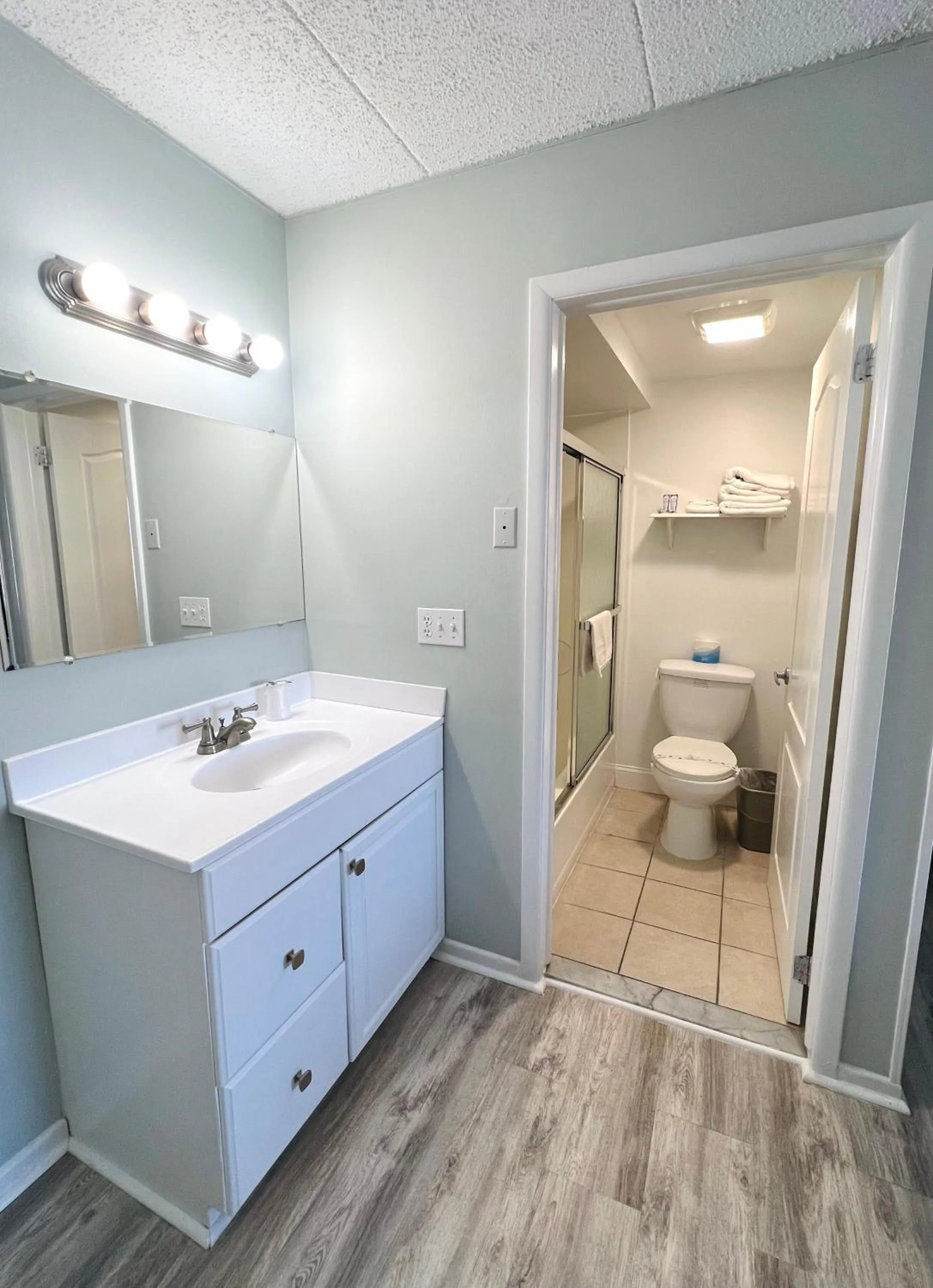 Bathroom in Sand Pebble Motor Lodge