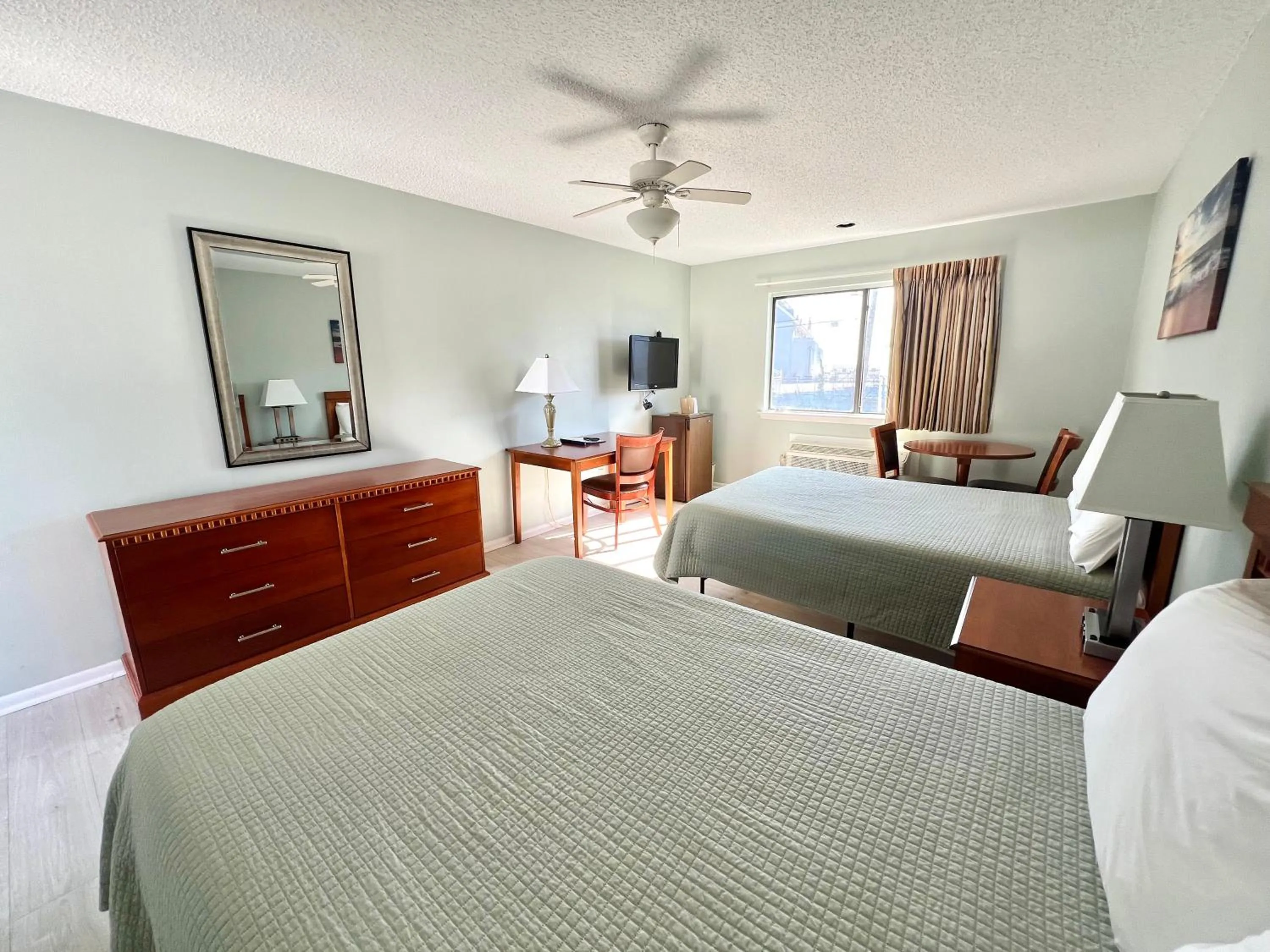 Photo of the whole room, Bed in Sand Pebble Motor Lodge