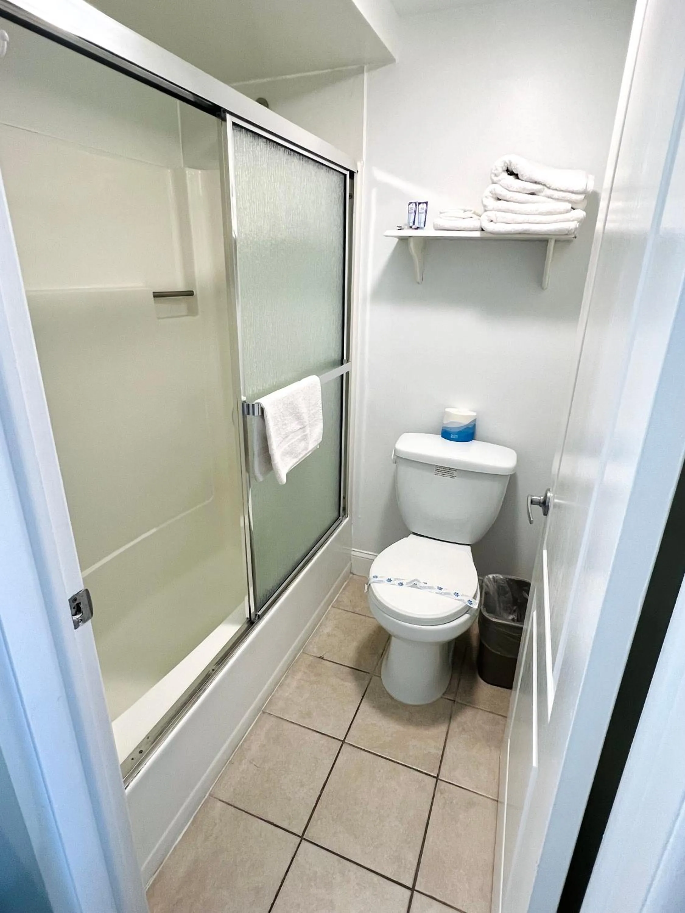 Shower in Sand Pebble Motor Lodge