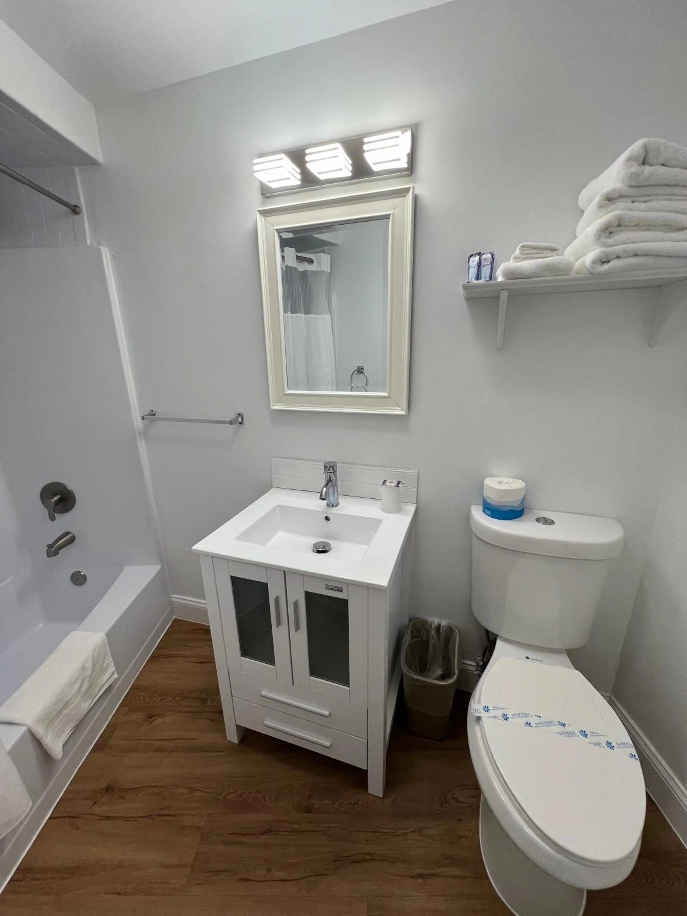 Bathroom in Sand Pebble Motor Lodge
