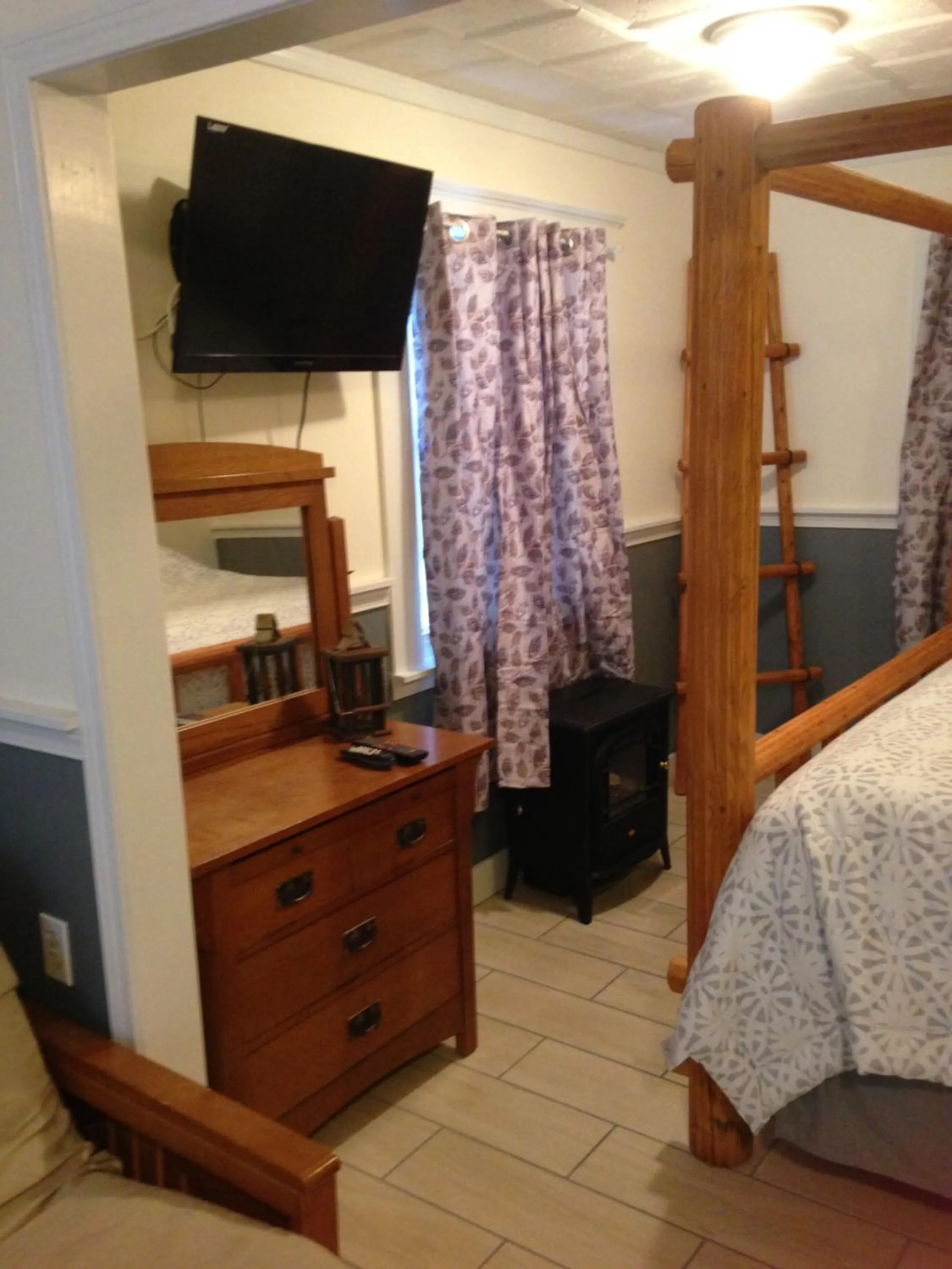 TV and multimedia, Bed in Foster Lake Inn