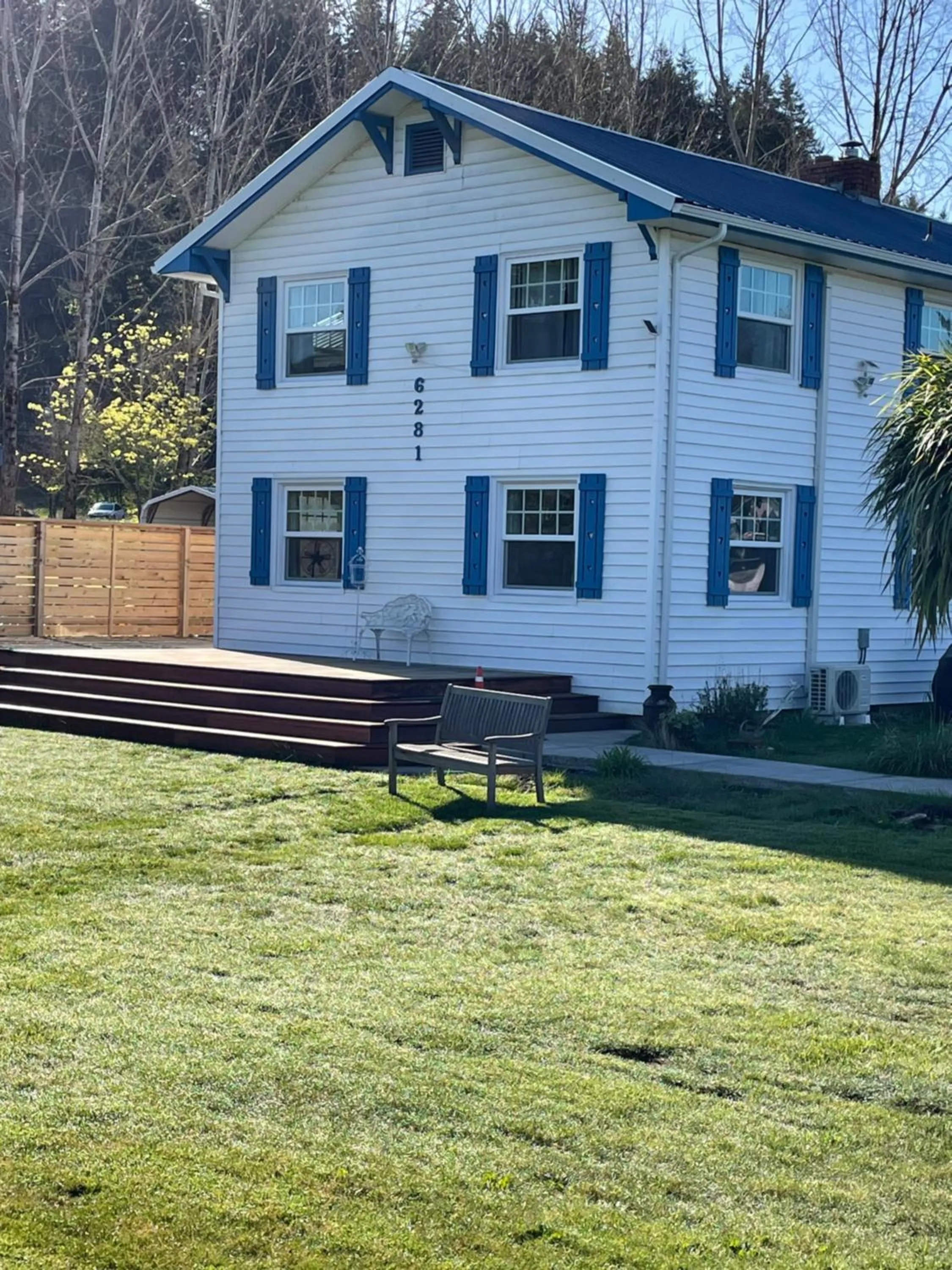 Facade/entrance in Foster Lake Inn