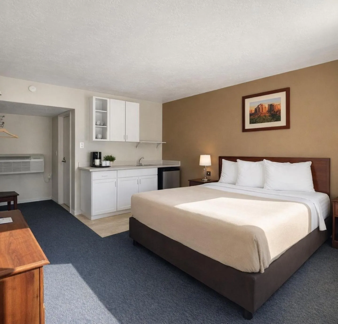 Bed in Lake Powell Canyon Inn