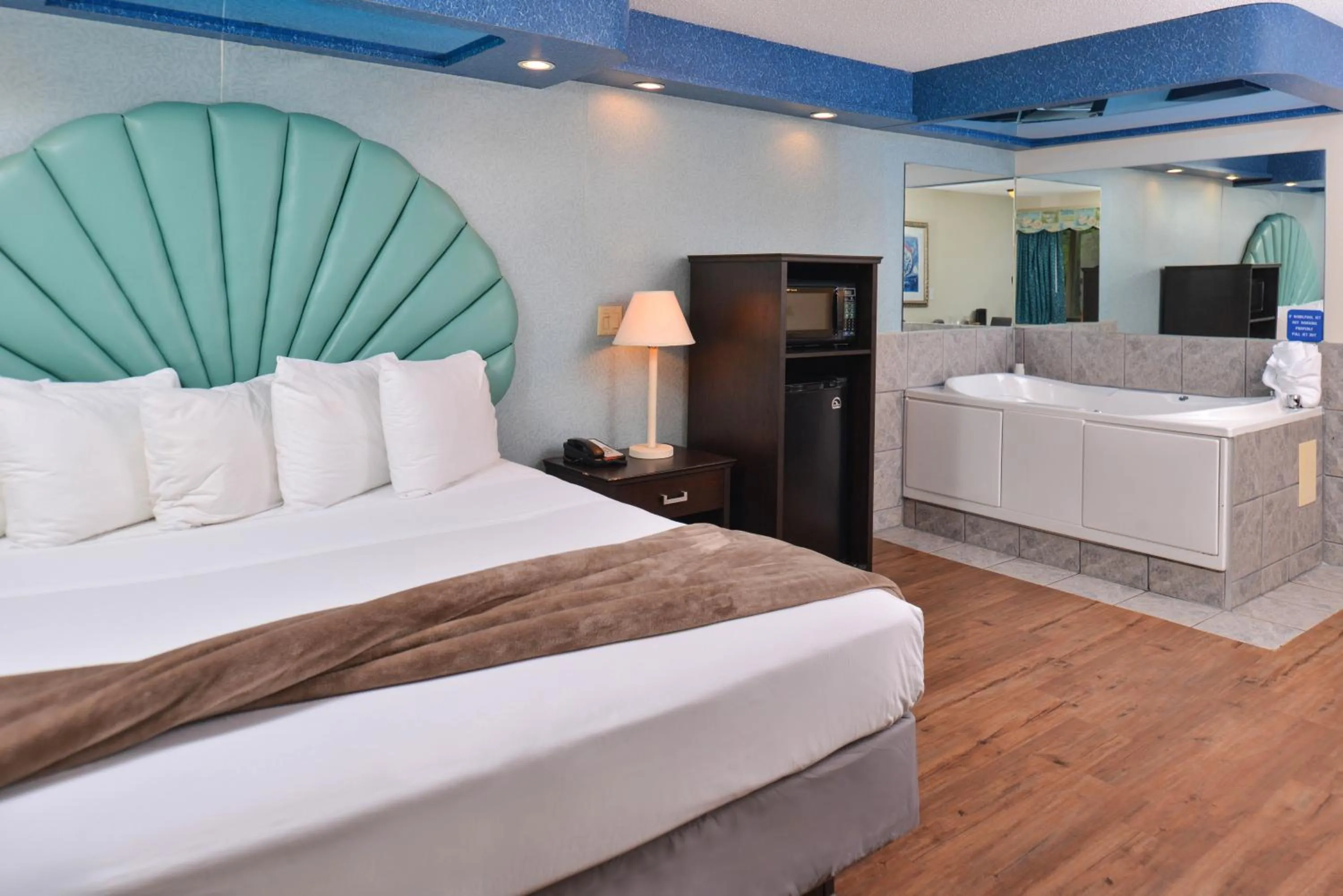 Hot Tub, Bed in Atlantis Family Waterpark Hotel, an Ascend Collection Hotel
