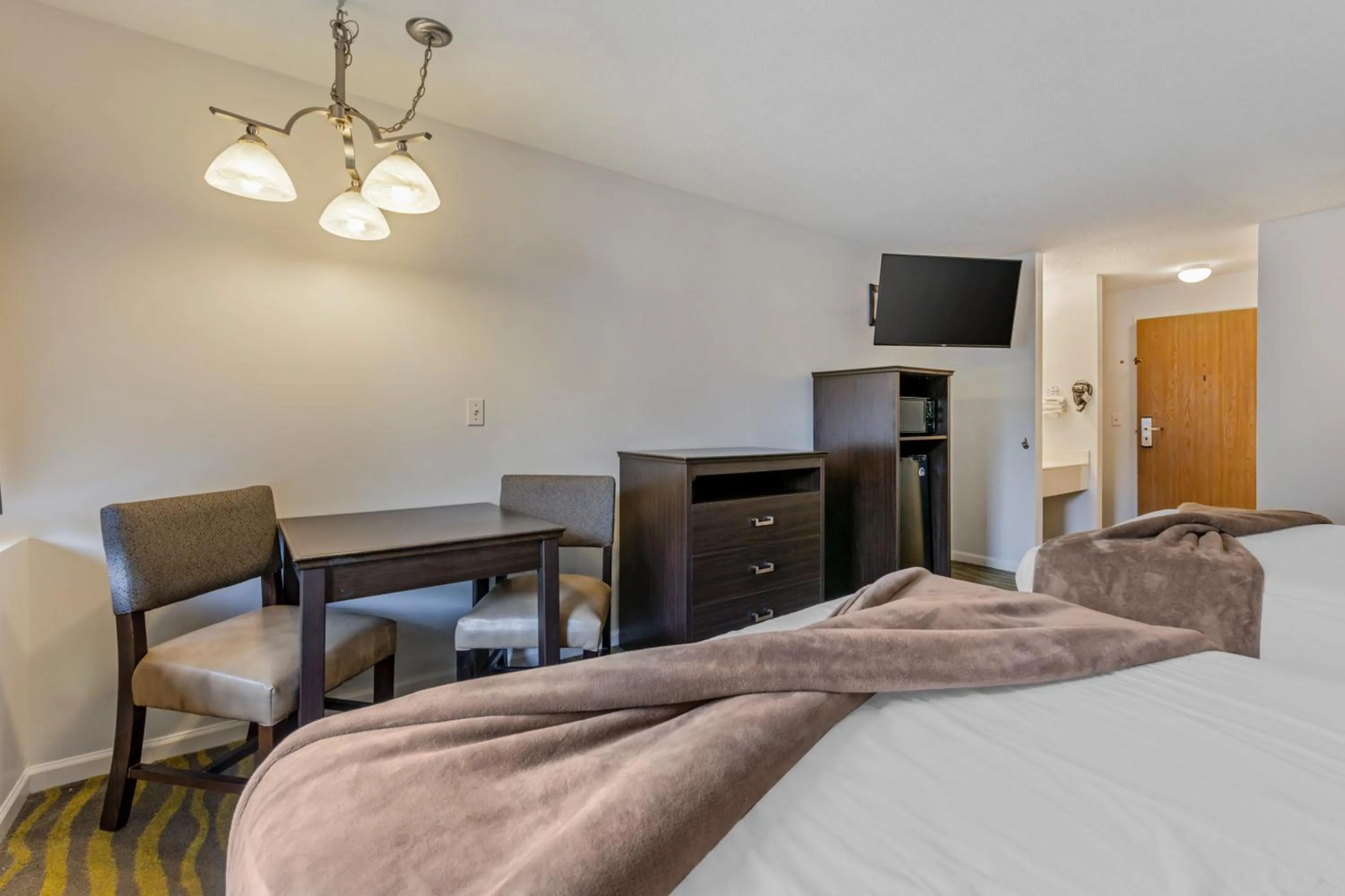 Bathroom, Bed in Atlantis Family Waterpark Hotel, an Ascend Collection Hotel