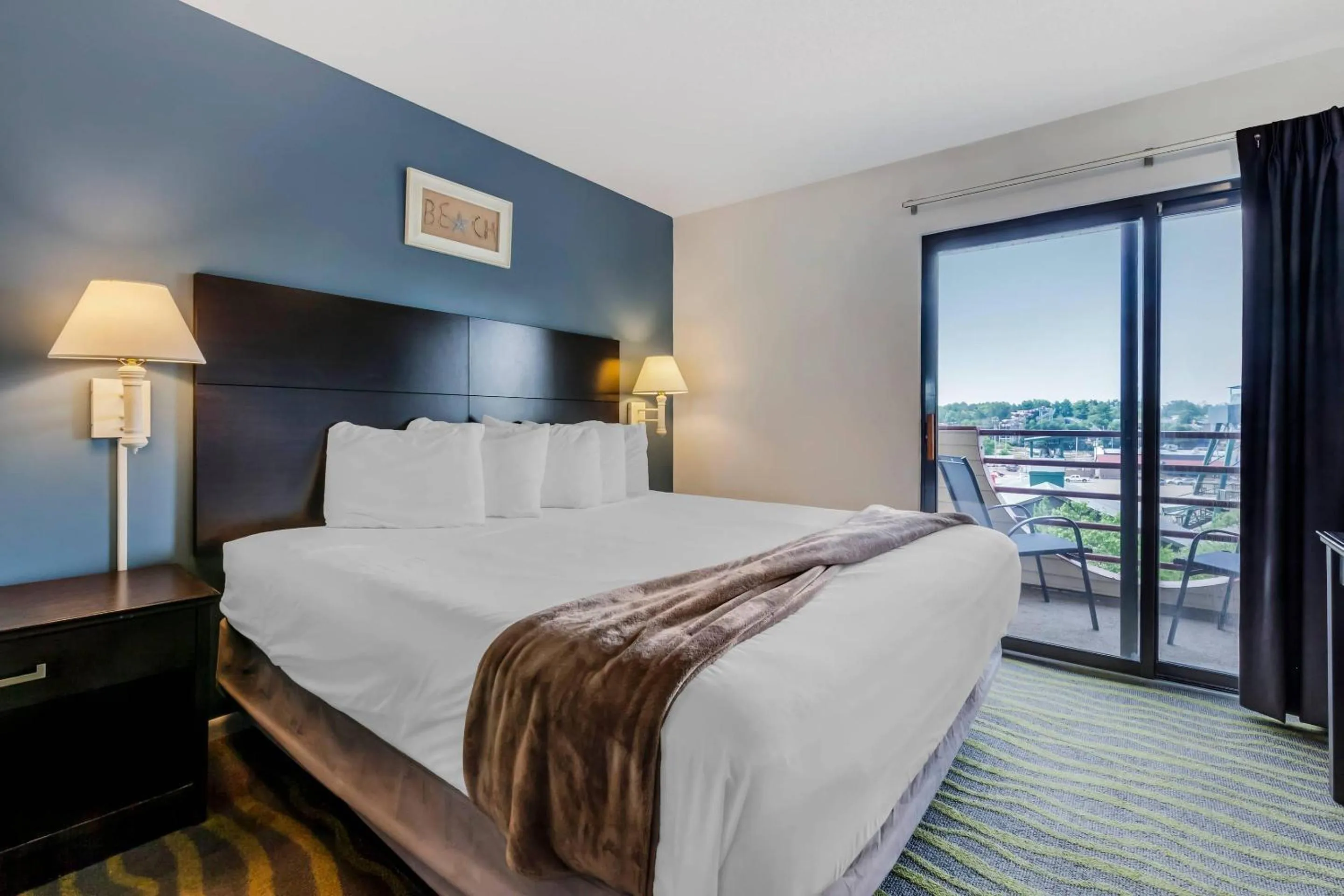 Bedroom, Bed in Atlantis Family Waterpark Hotel, an Ascend Collection Hotel