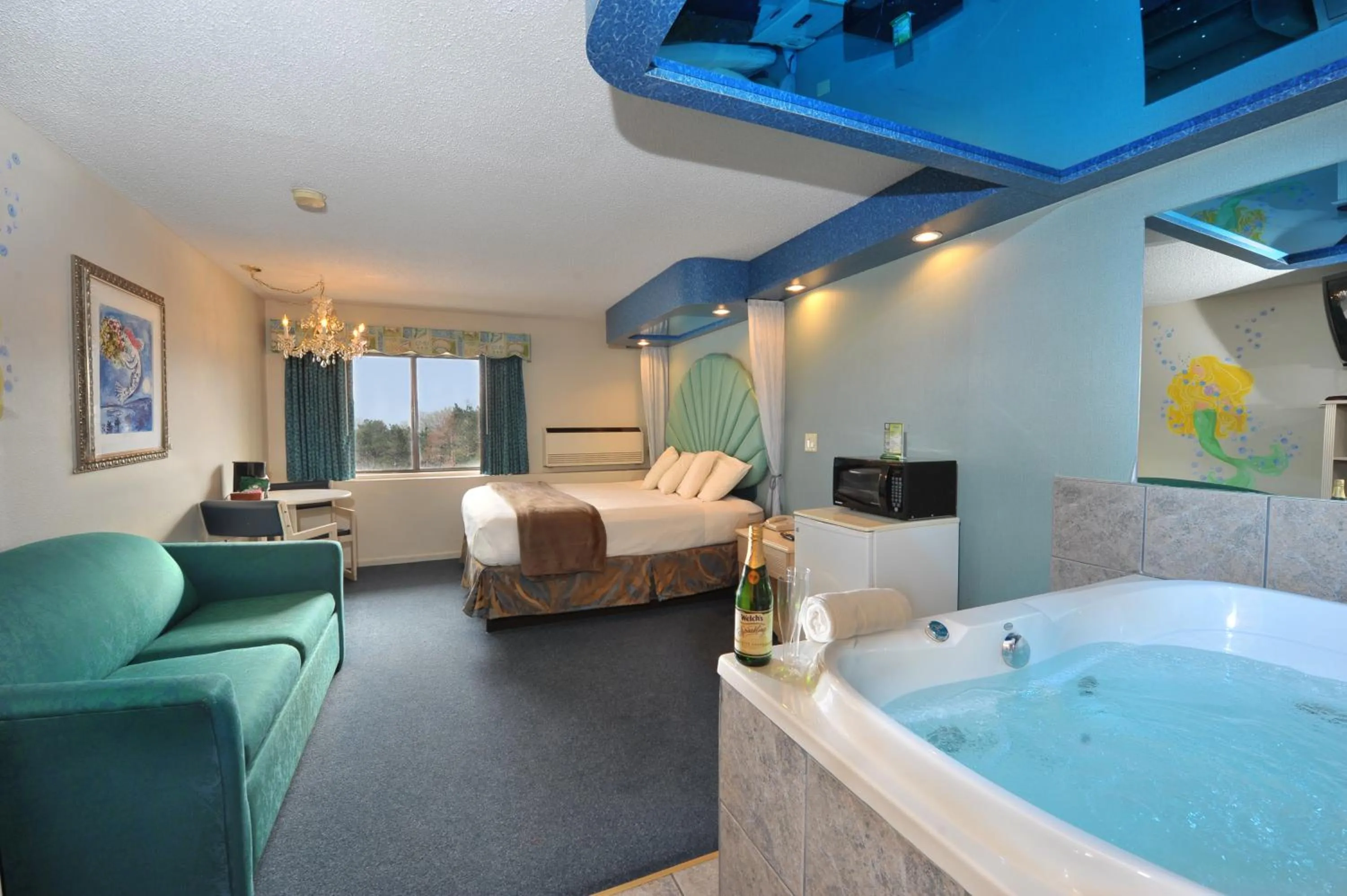 Hot Tub, Bed in Atlantis Family Waterpark Hotel, an Ascend Collection Hotel