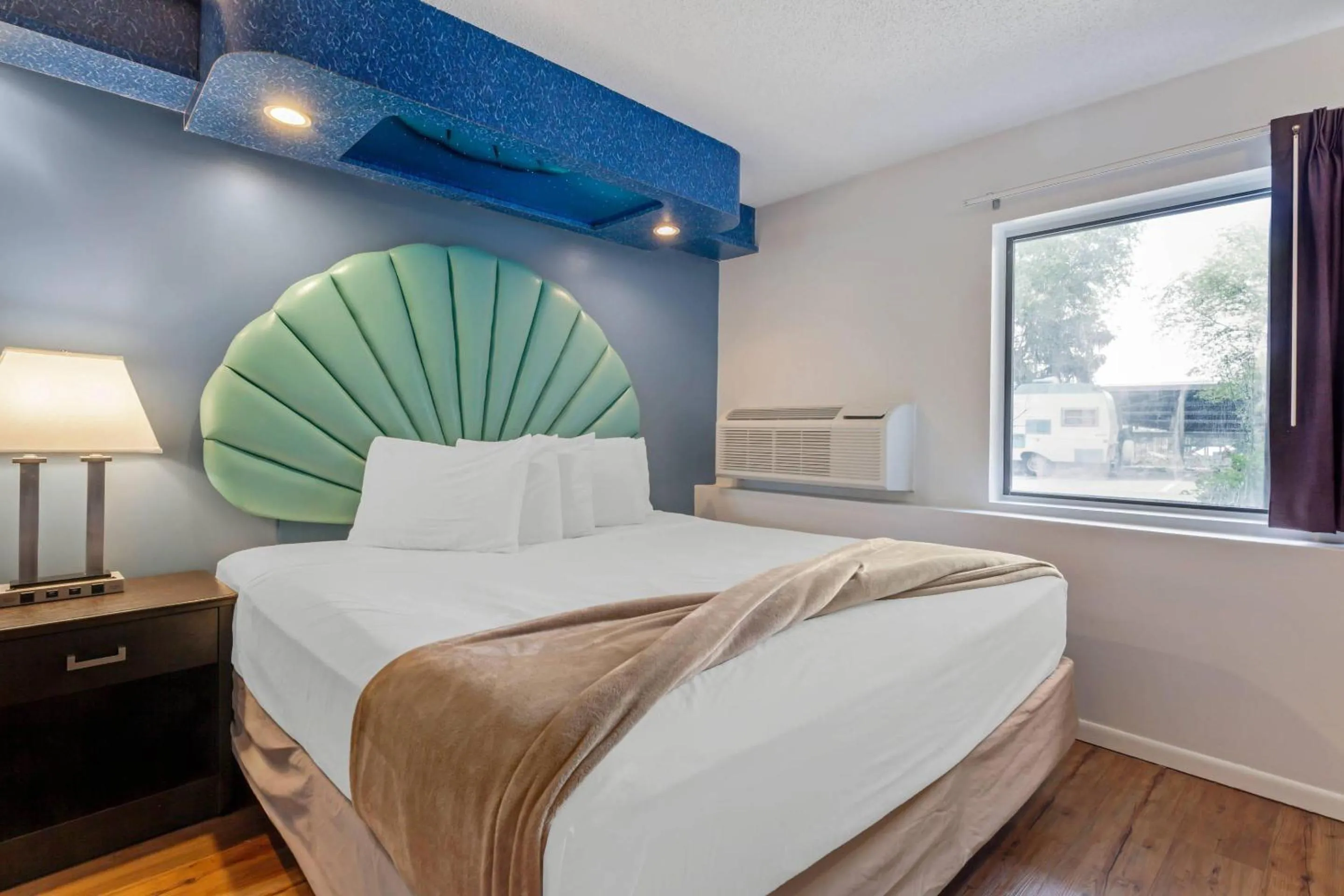 Bedroom, Bed in Atlantis Family Waterpark Hotel, an Ascend Collection Hotel