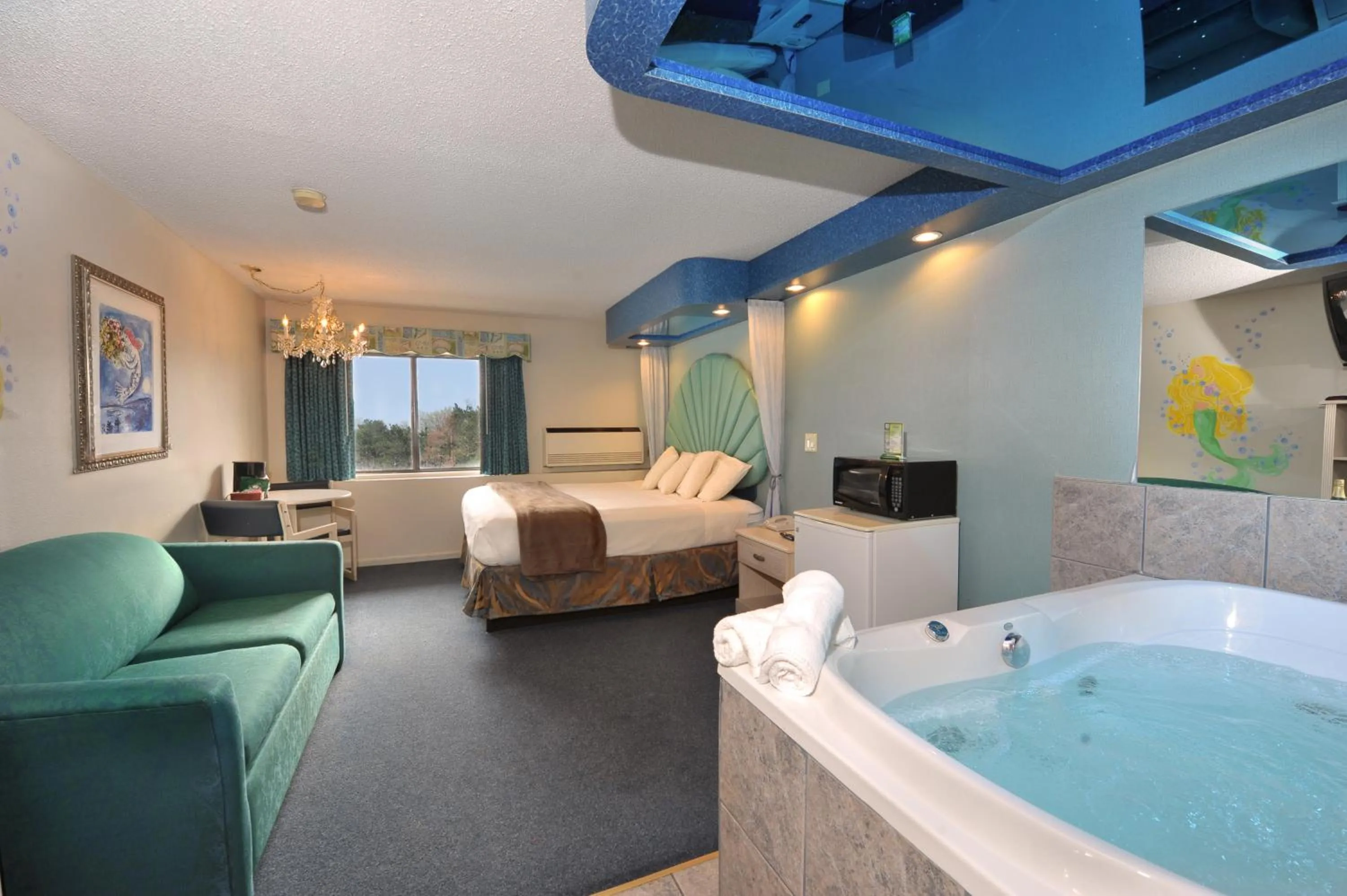 Hot Tub, Bed in Atlantis Family Waterpark Hotel, an Ascend Collection Hotel