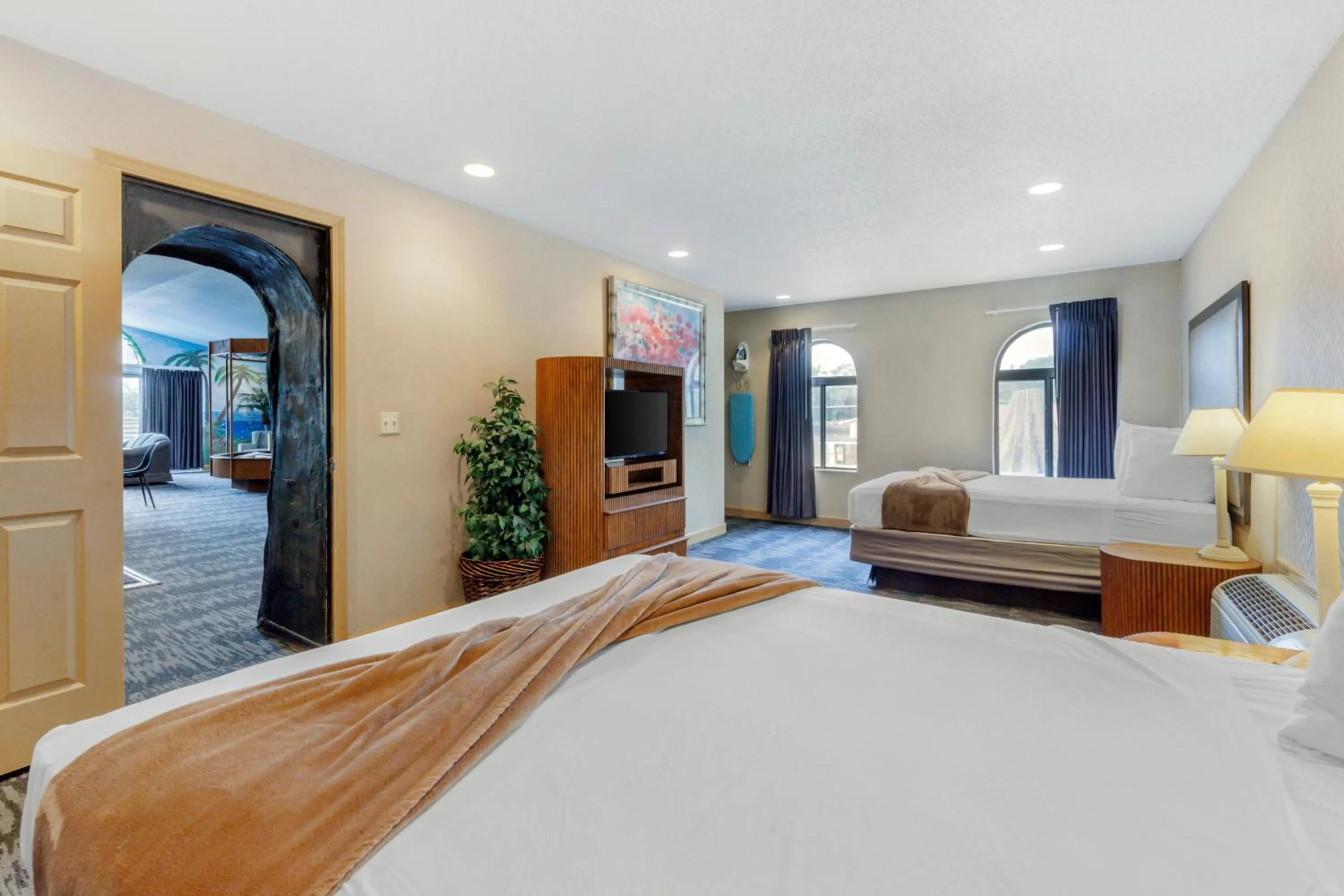 Bathroom, Bed in Atlantis Family Waterpark Hotel, an Ascend Collection Hotel