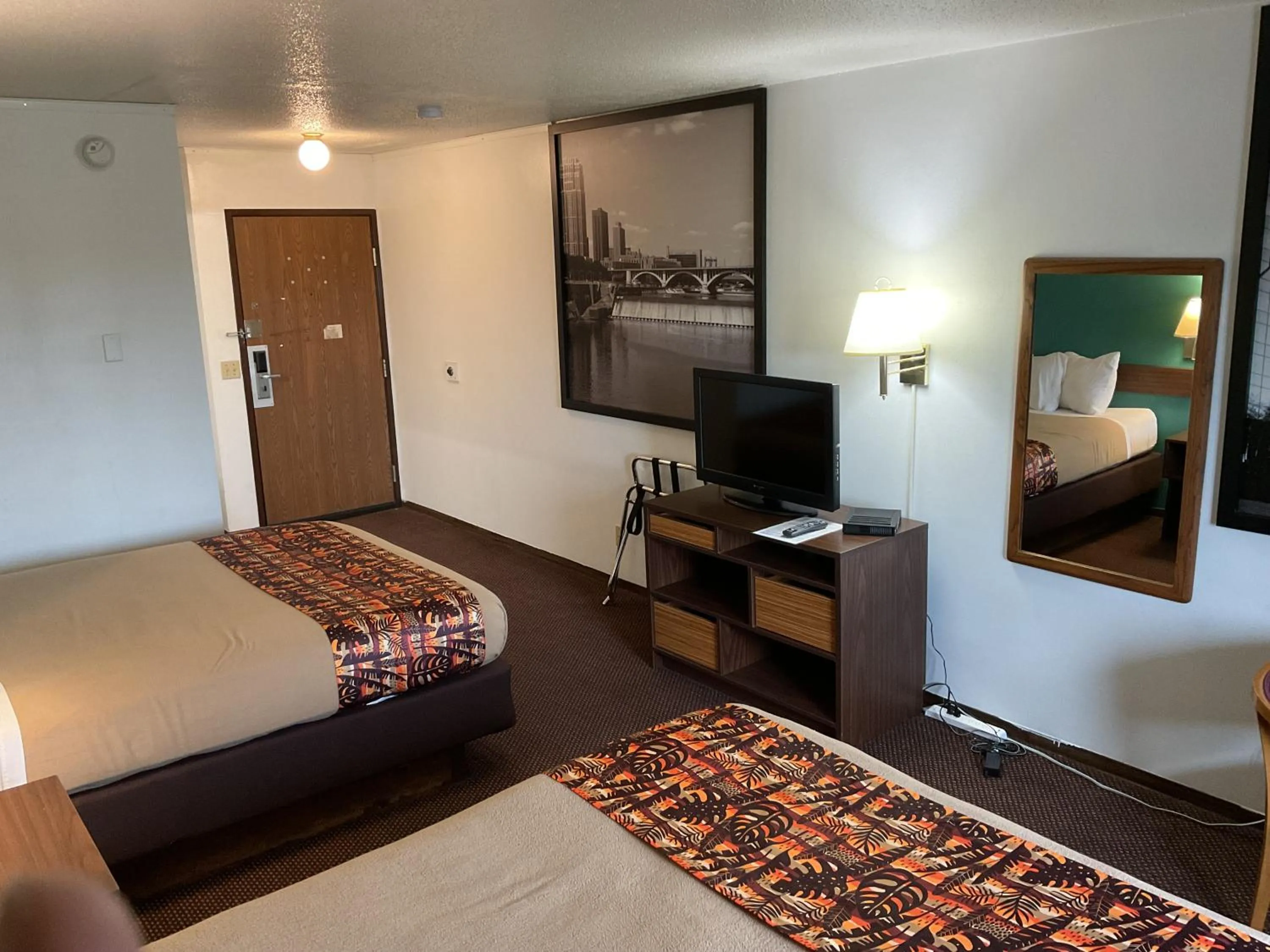 Bed in Budget Host Inn