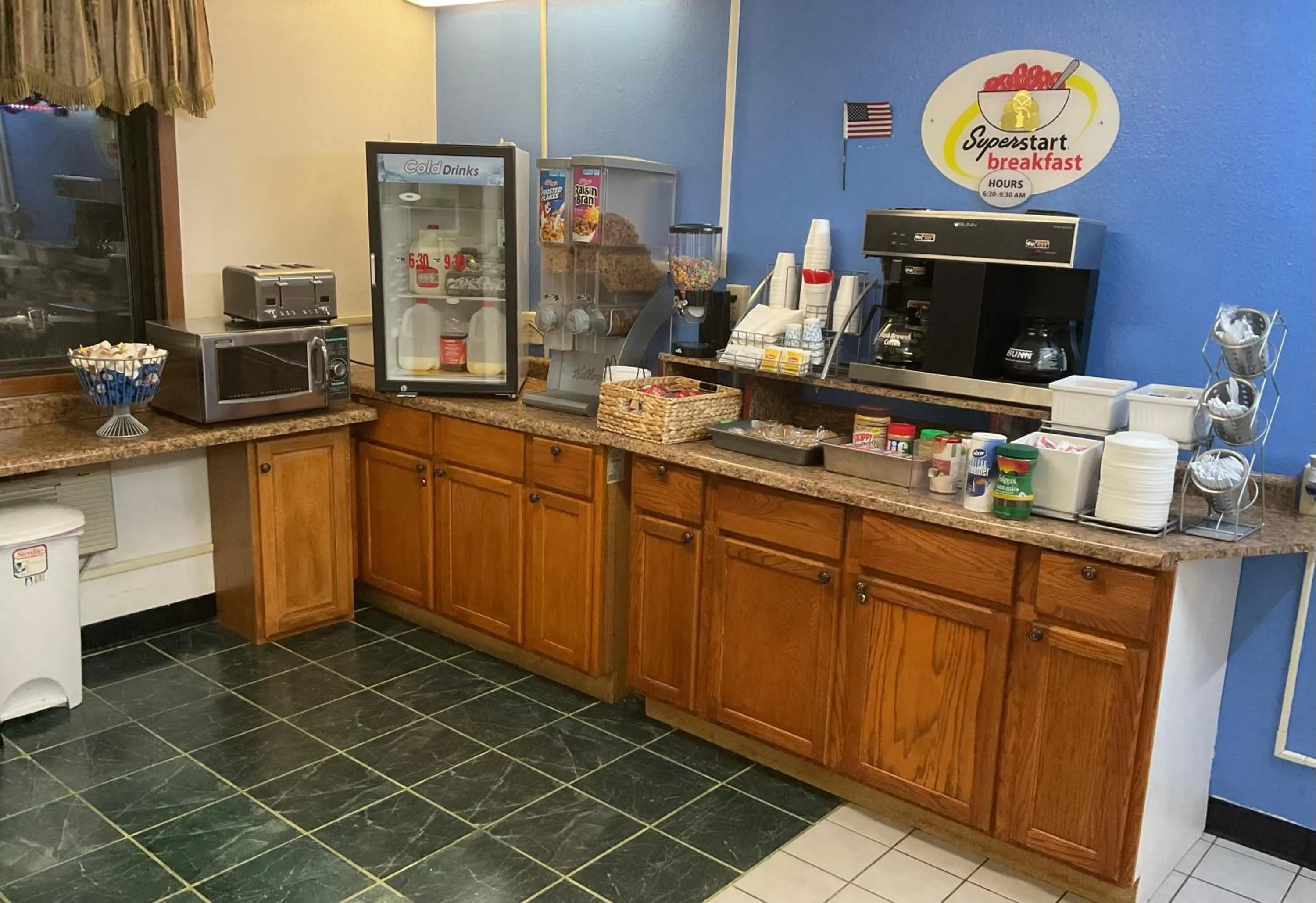 Breakfast in Budget Host Inn