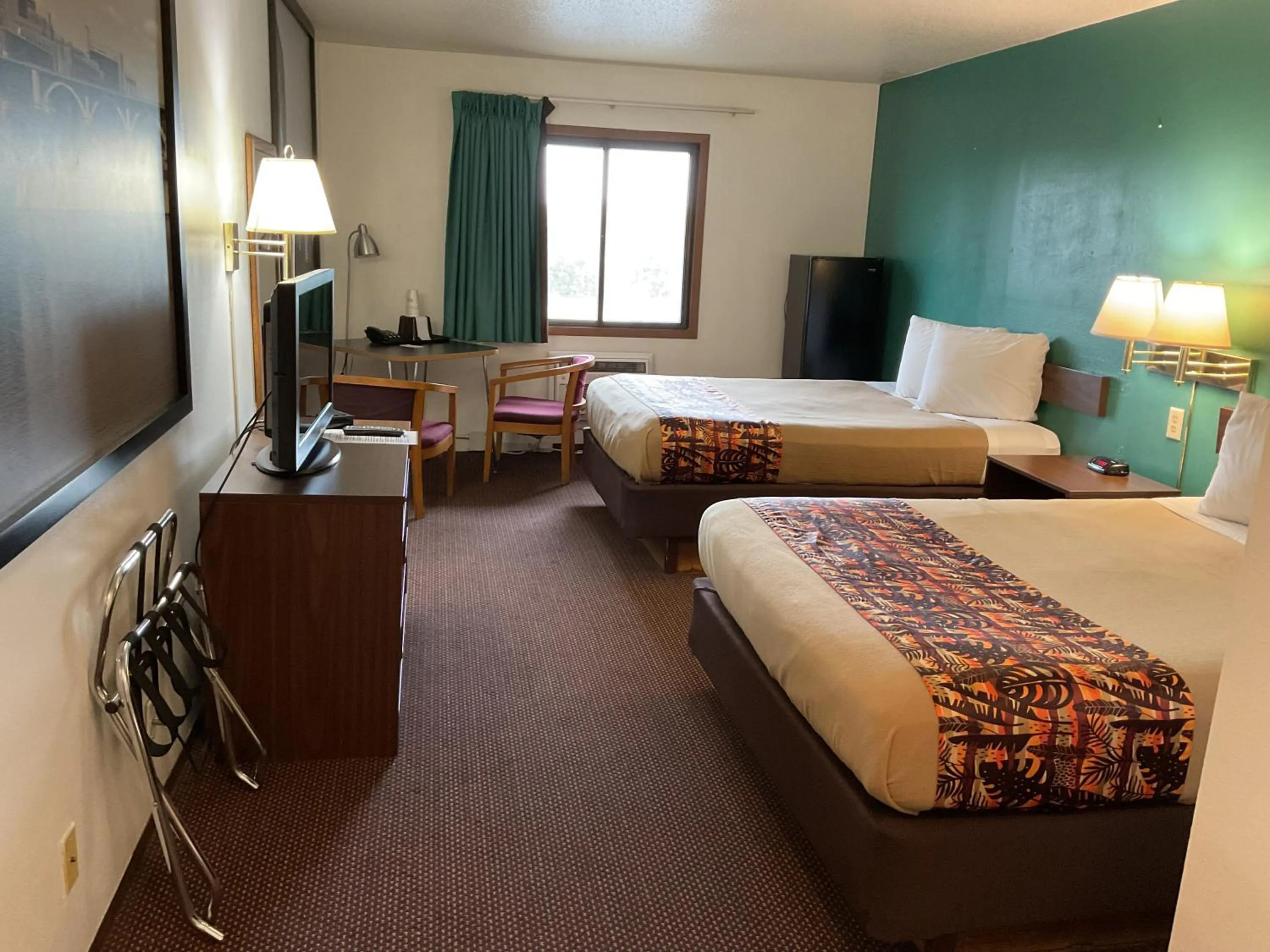 Bed in Budget Host Inn