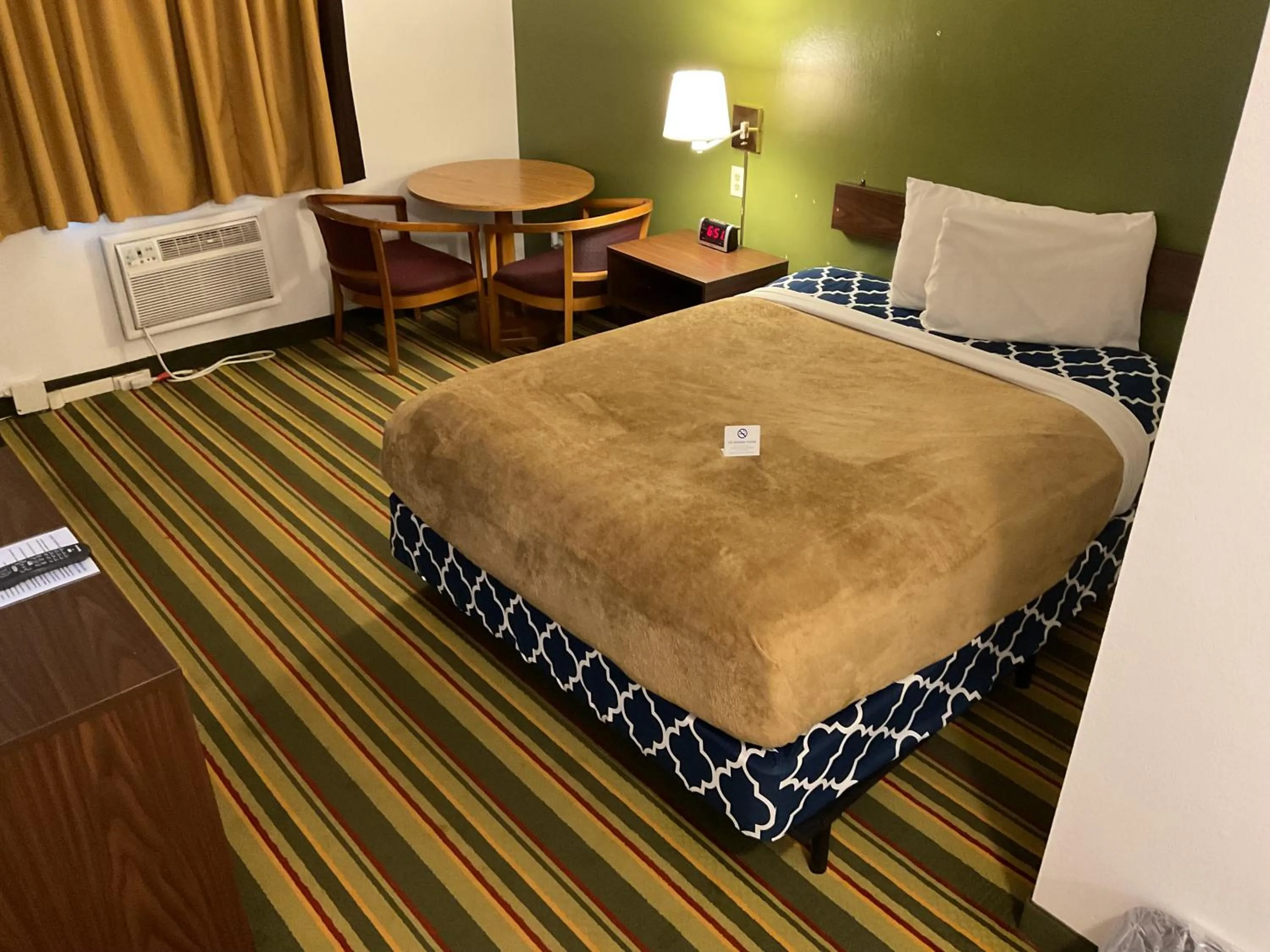 Bed in Budget Host Inn