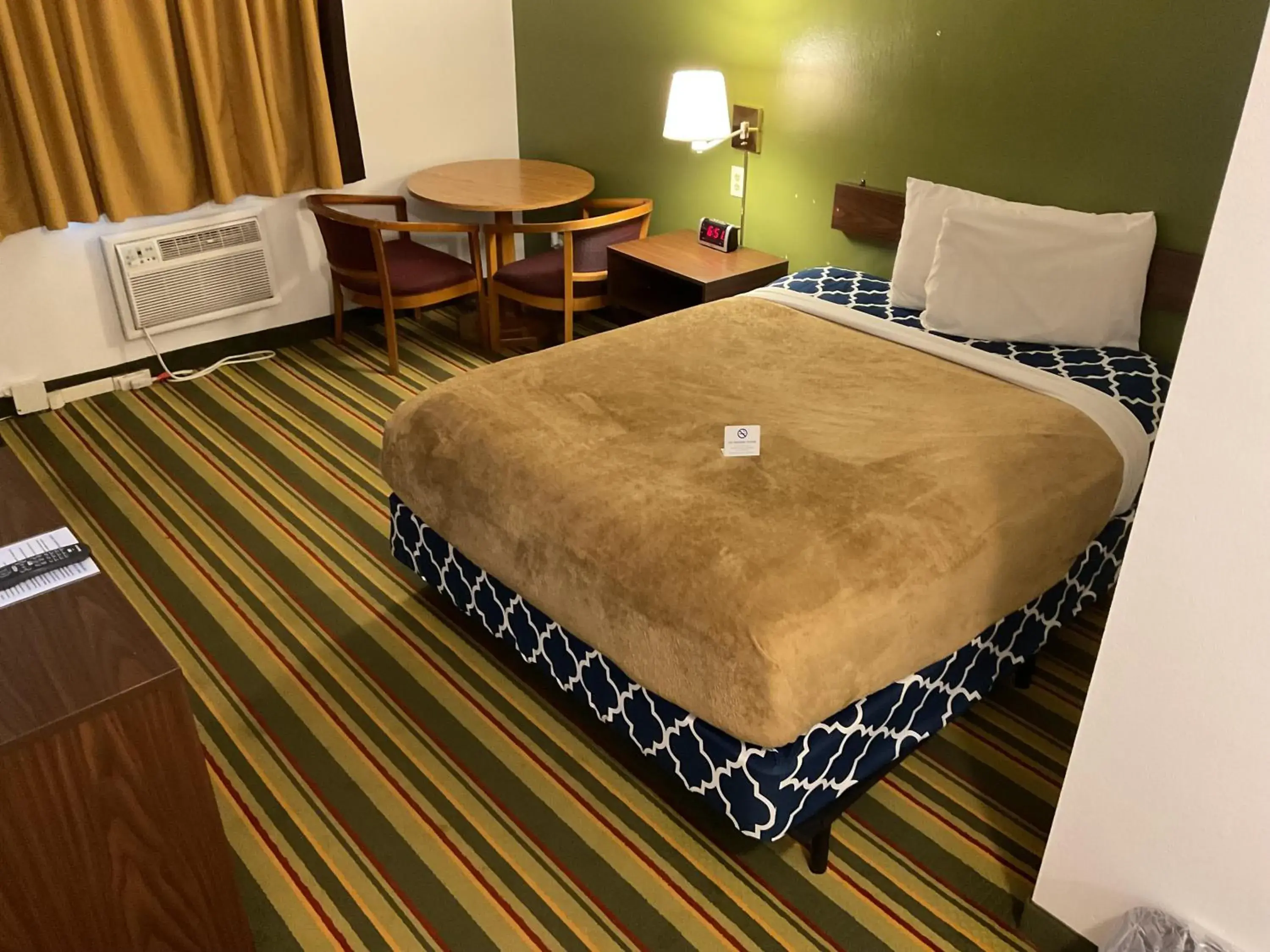 Queen Room in Budget Host Inn Queen Room in Budget Host Inn